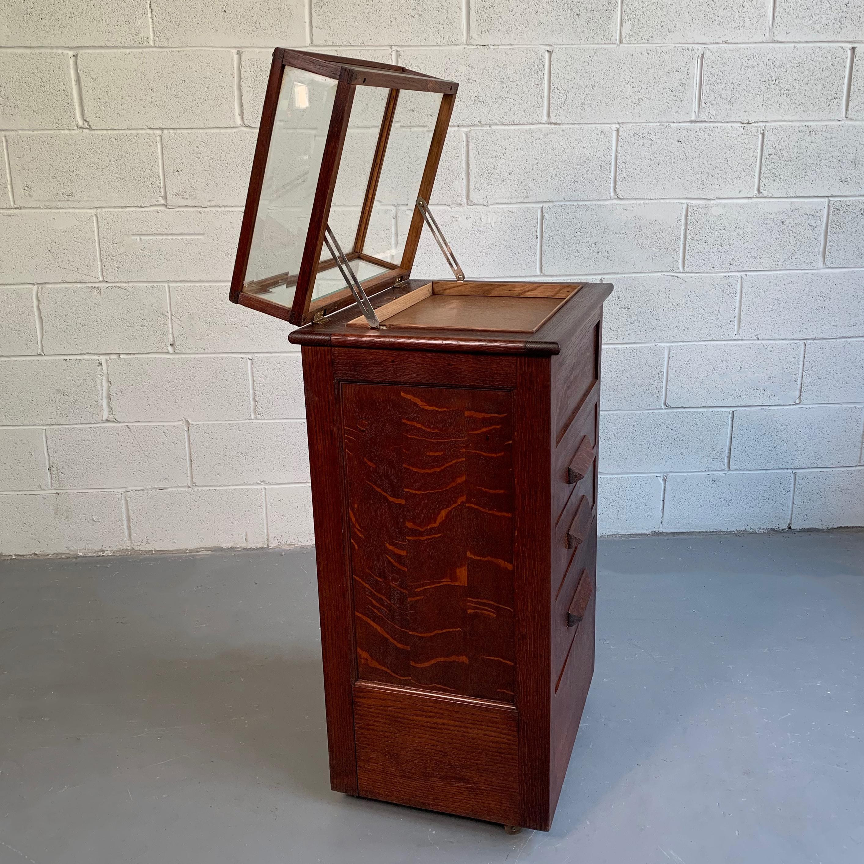 Early 20th Century Quarter Sawn Oak Display Case Cabinet In Good Condition In Brooklyn, NY
