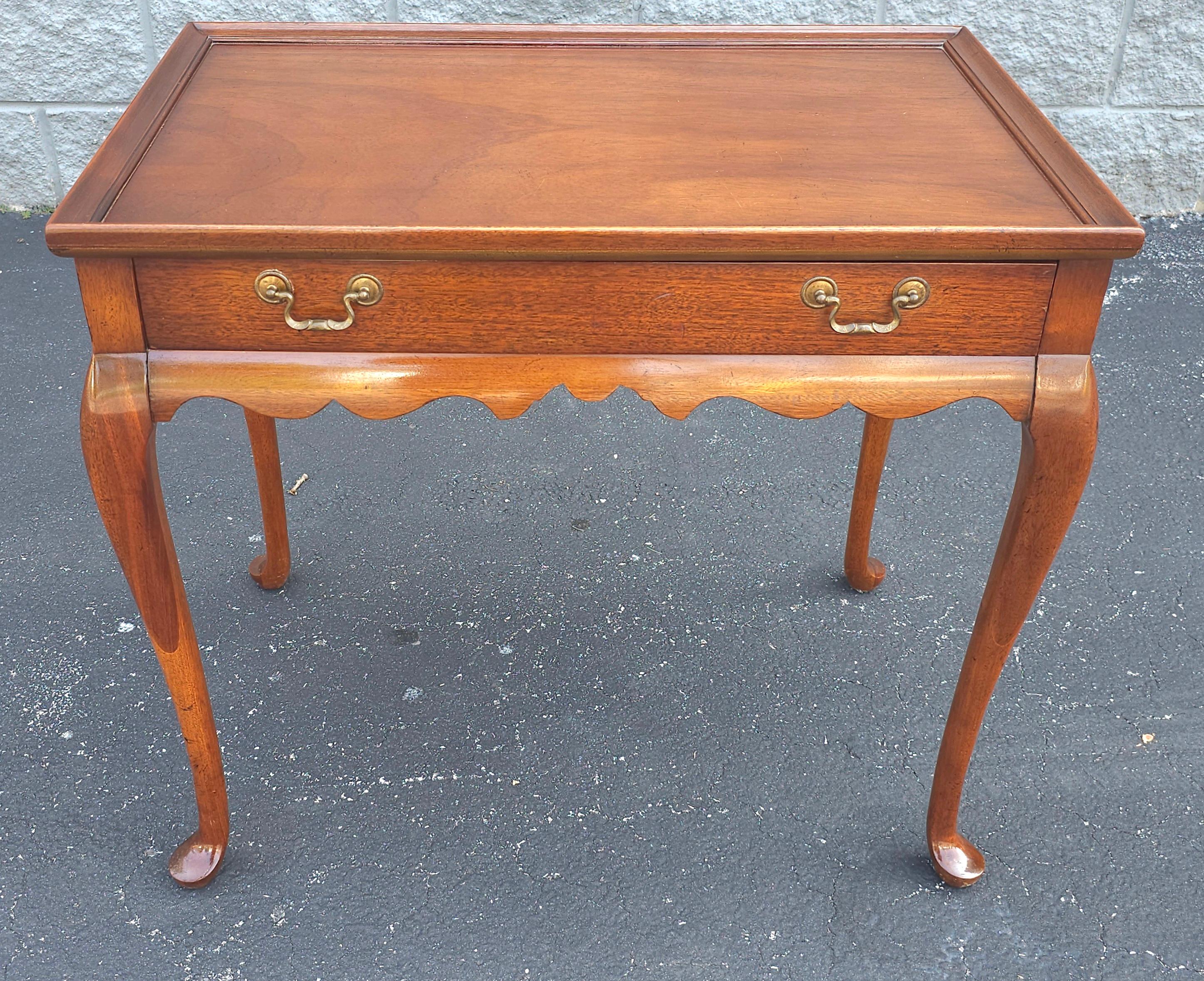 Una caoba estilo Queen Anne de principios del siglo XX  Mesa Silver de un solo cajón en magnífico estado vintage. Acabado inglés victoriano poco común hoy en día.
 Mide 29