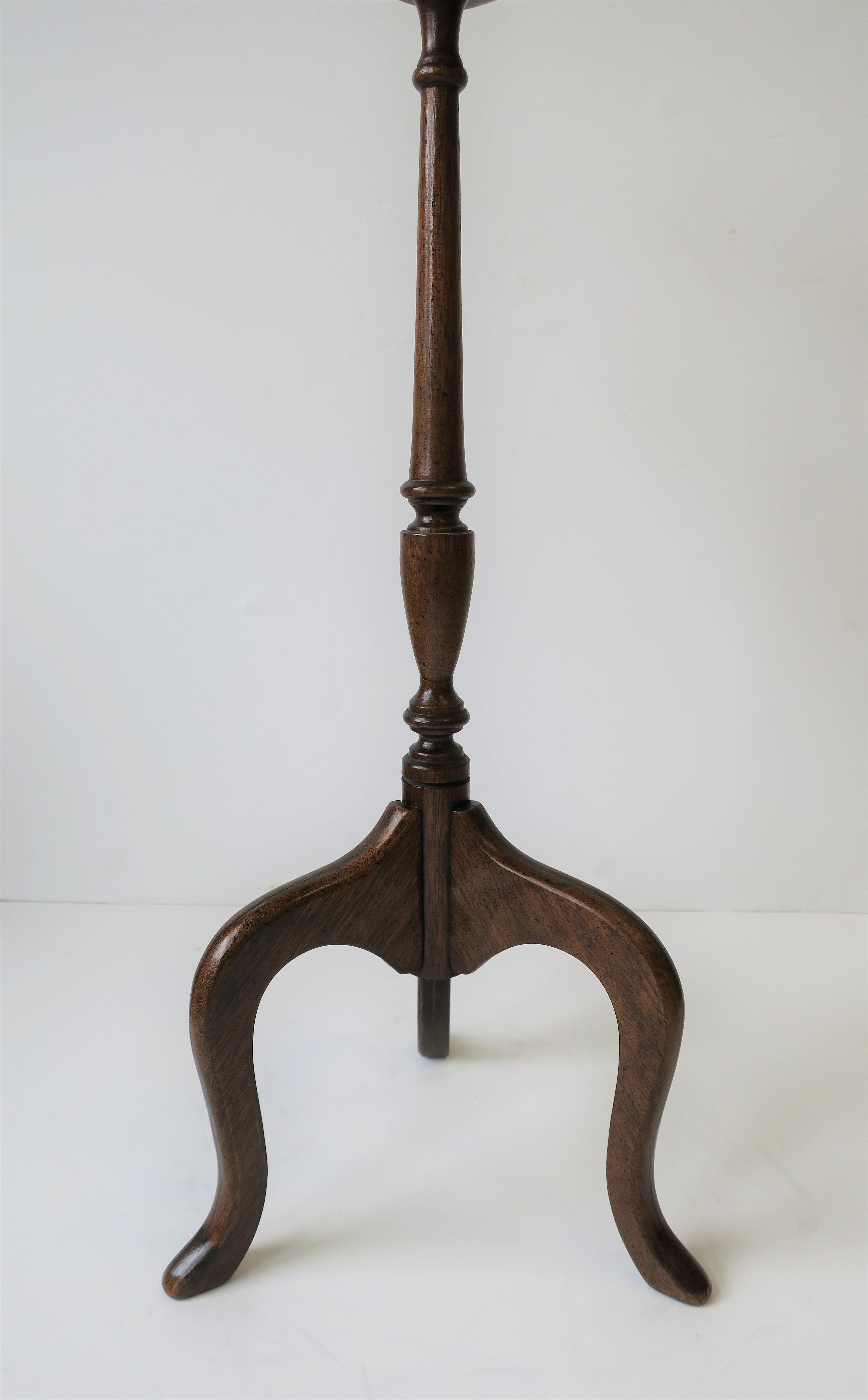 Early 20th Century Queen Anne Mahogany Tilt-Top Side Table 6