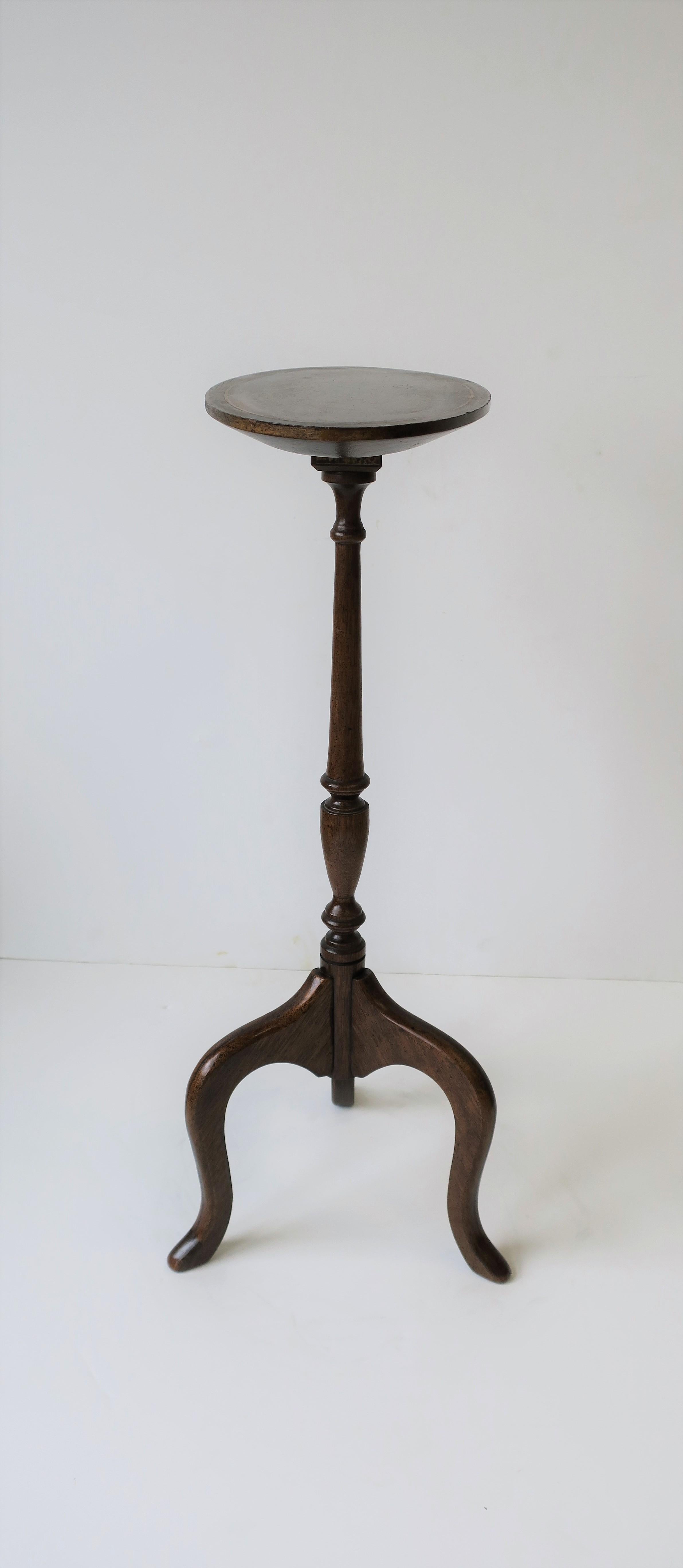 Early 20th Century Queen Anne Mahogany Tilt-Top Side Table 8