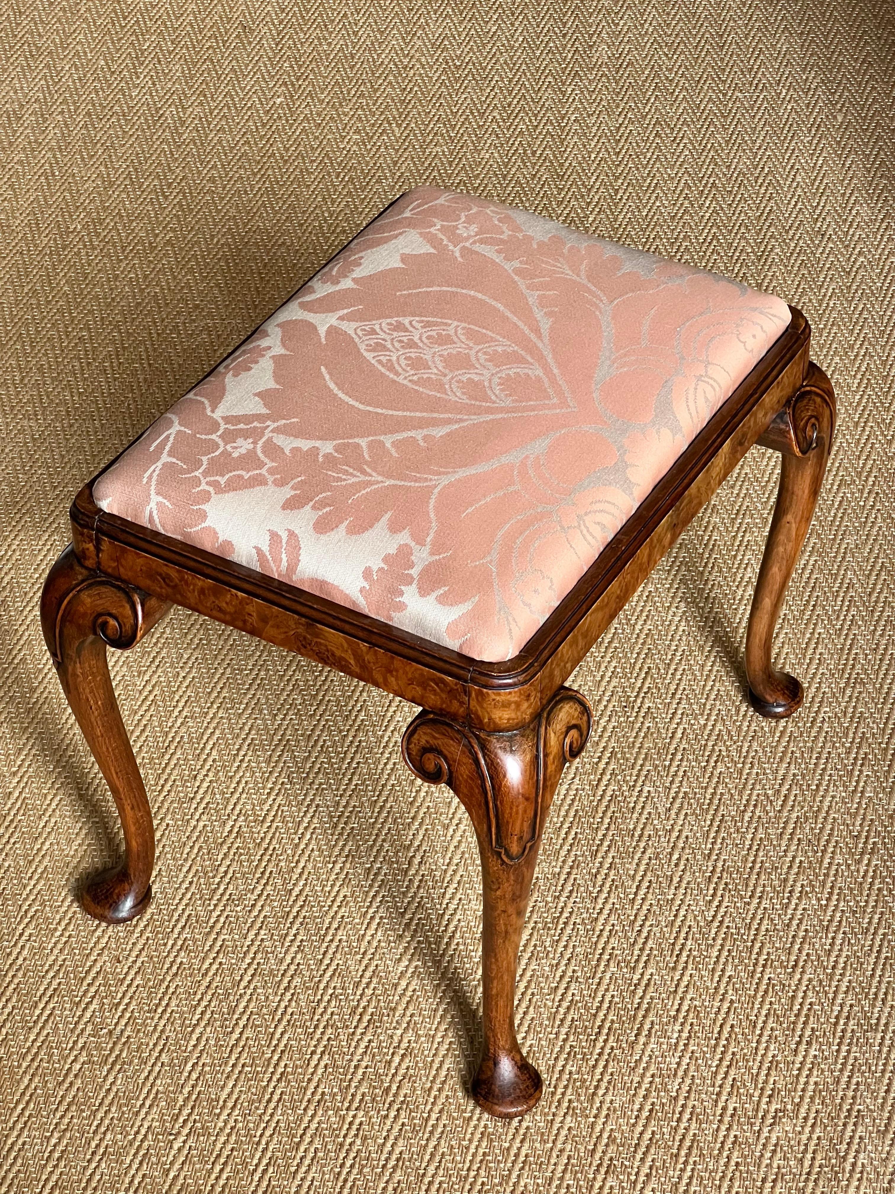 Anglais Tabouret en ronce de noyer du début du 20e siècle, style Queen Anne en vente