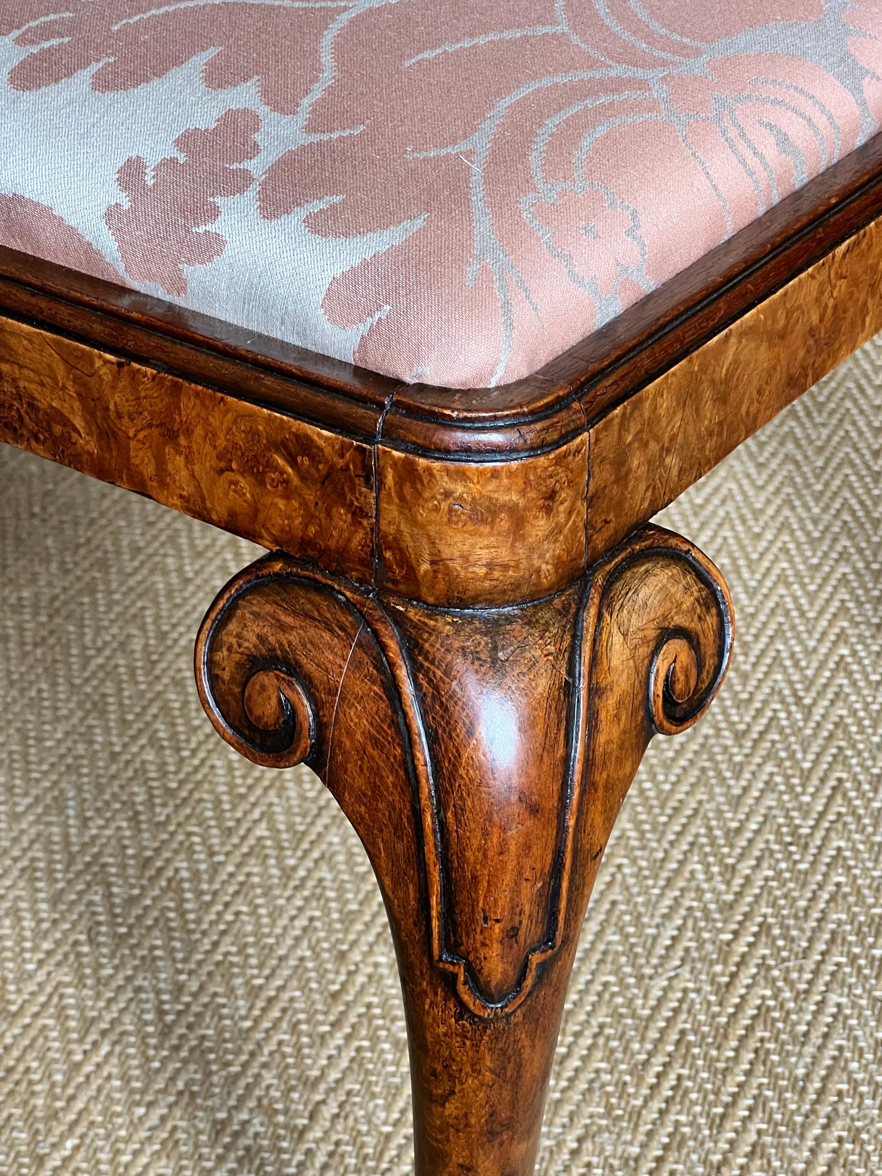 Tabouret en ronce de noyer du début du 20e siècle, style Queen Anne Bon état - En vente à Richmond, London