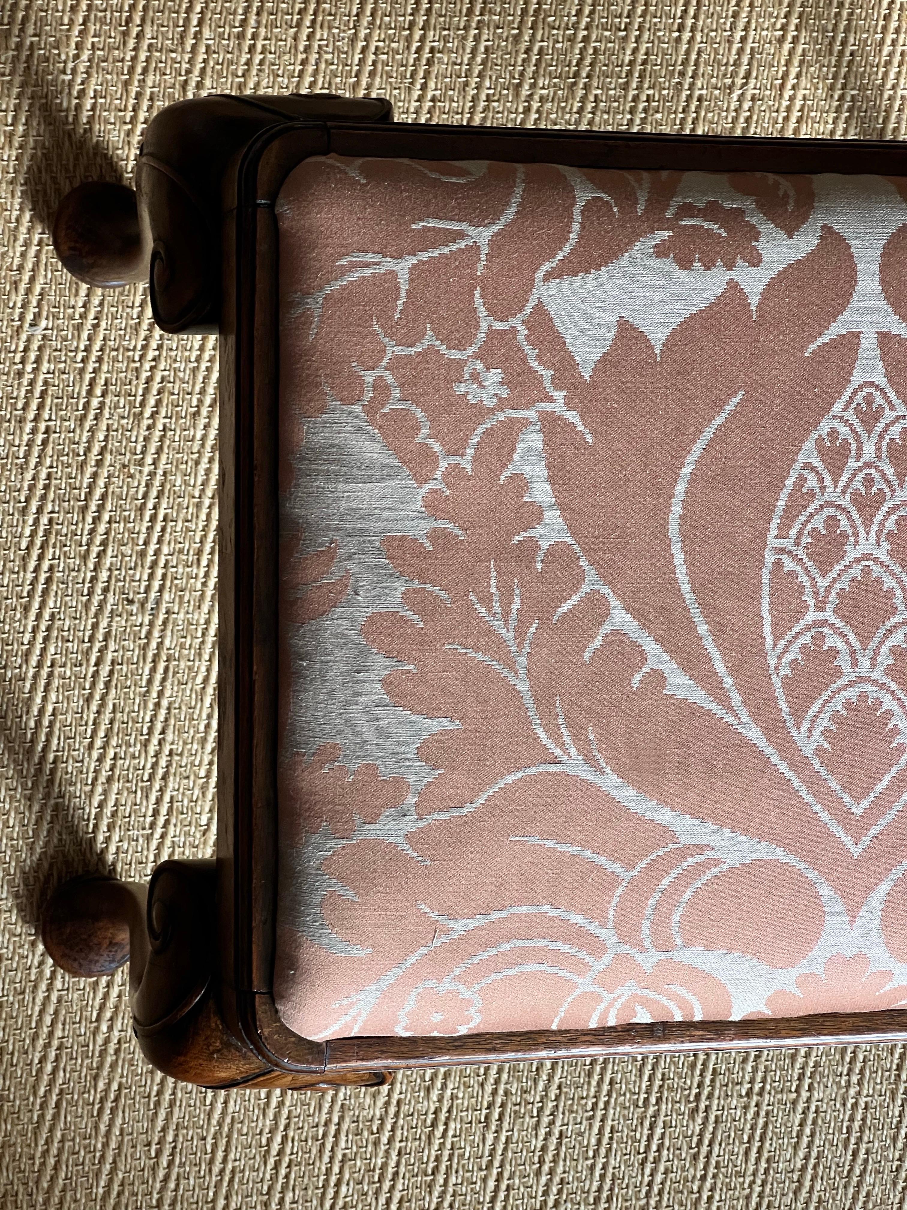 20ième siècle Tabouret en ronce de noyer du début du 20e siècle, style Queen Anne en vente