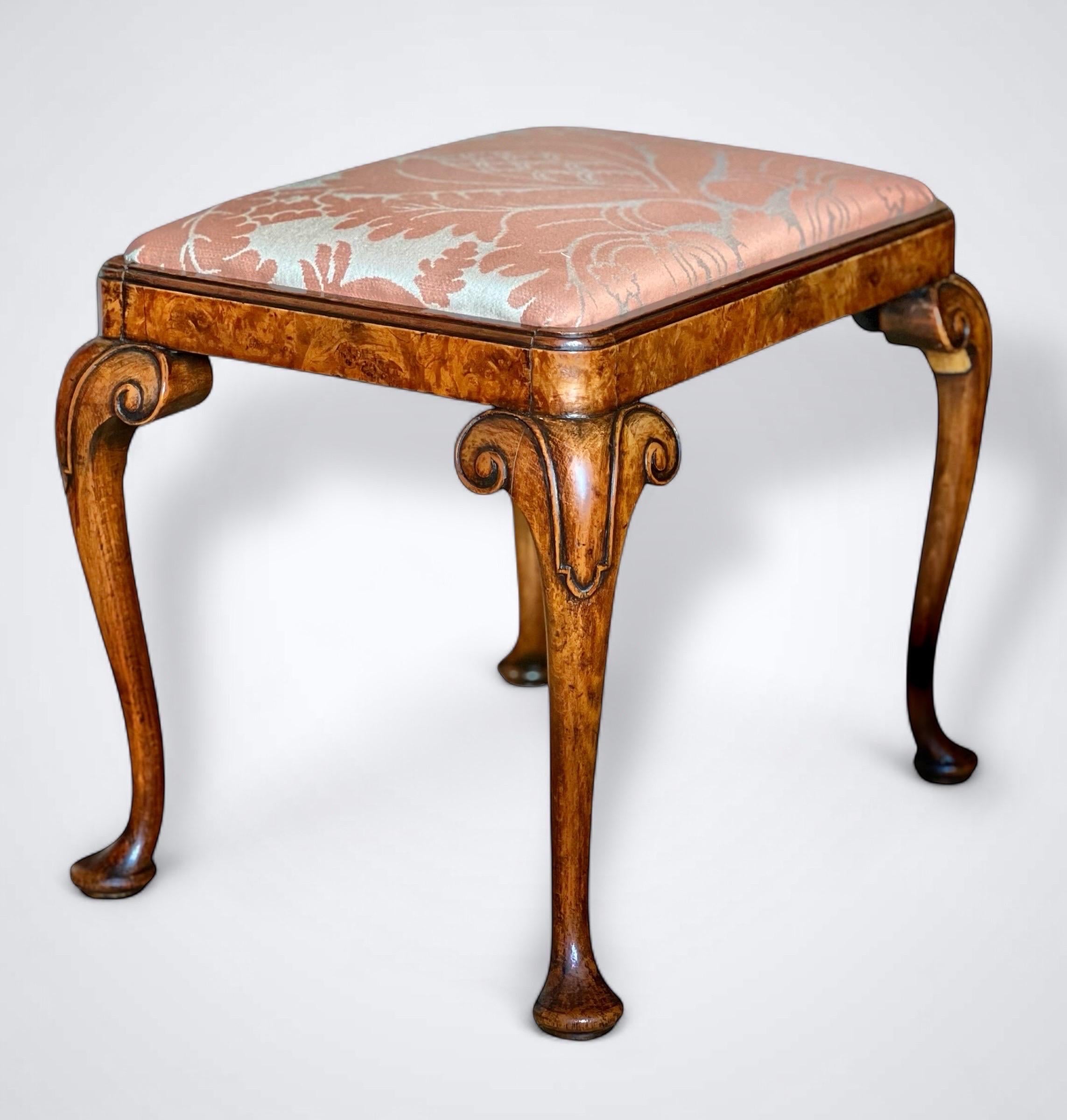 Noyer Tabouret en ronce de noyer du début du 20e siècle, style Queen Anne en vente