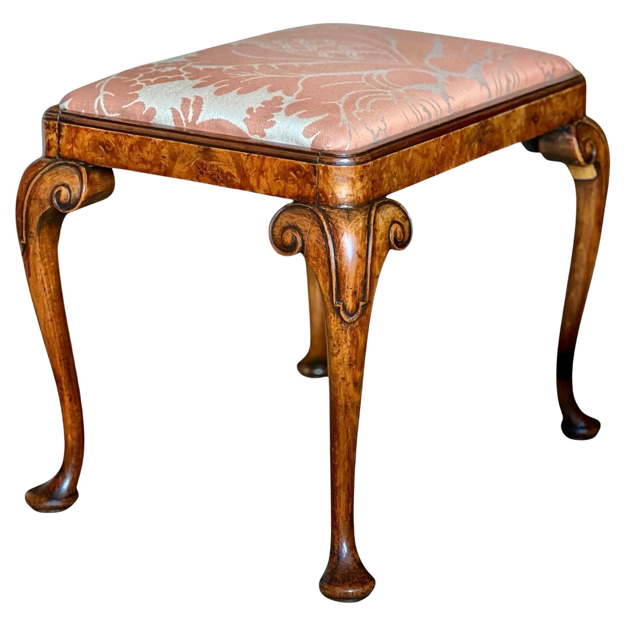 Tabouret en ronce de noyer du début du 20e siècle, style Queen Anne en vente
