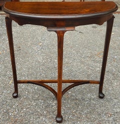 Tavolino da salotto demilineo in noce in stile Queen Anne dei primi del Novecento