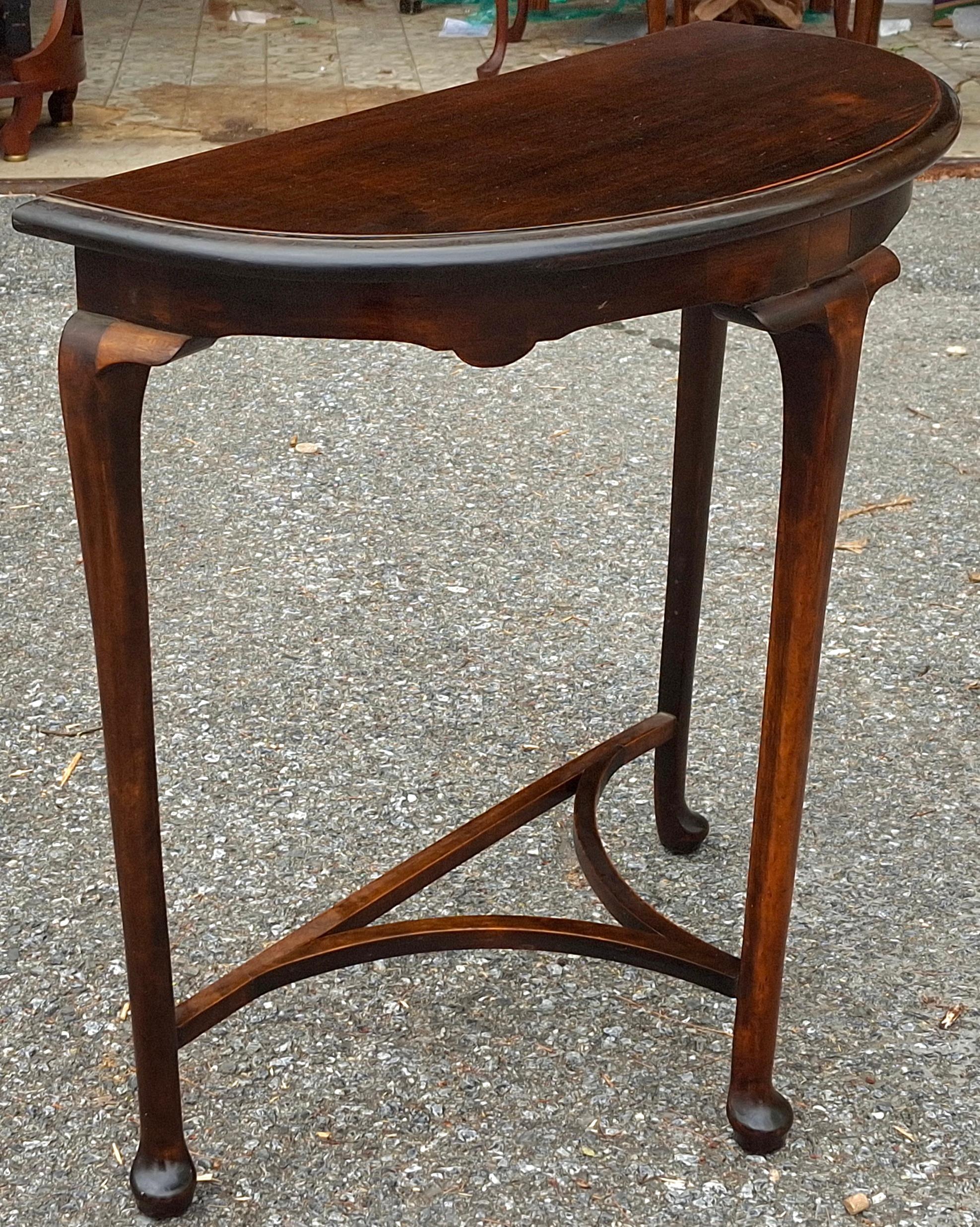 Americano Tavolino da salotto demilineo in noce in stile Queen Anne dei primi del Novecento in vendita