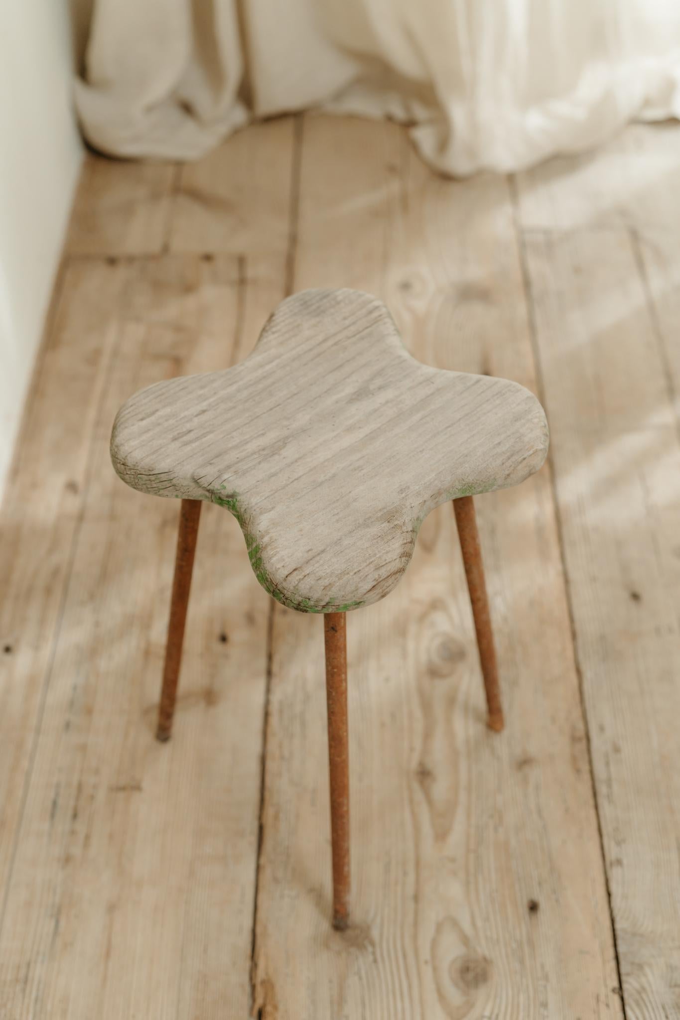 Fer début du 20e siècle tabouret excentrique ... en vente