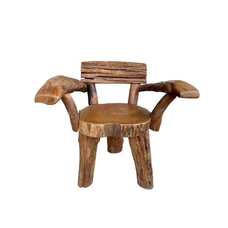 La chaise présentée est une chaise rustique en bois brut ou à arêtes vives avec accoudoirs.  Fabriquée et assemblée à la main, cette chaise a beaucoup de caractère.

la hauteur des bras est de 29