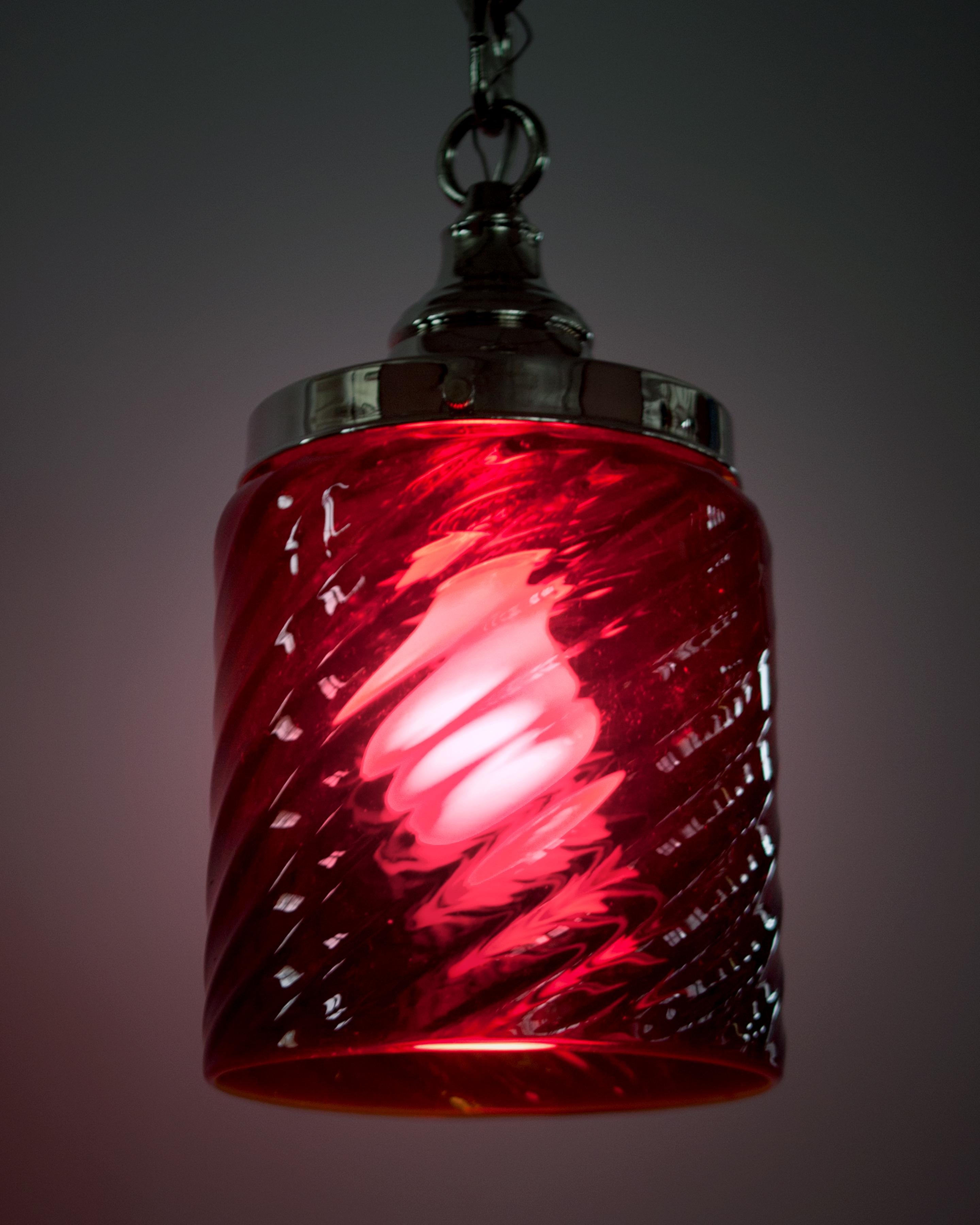  Nickel-Pendelleuchte mit rotem mundgeblasenem, Wirbelmuster-Glaszylinder, um 1900 (Beschichtet) im Angebot