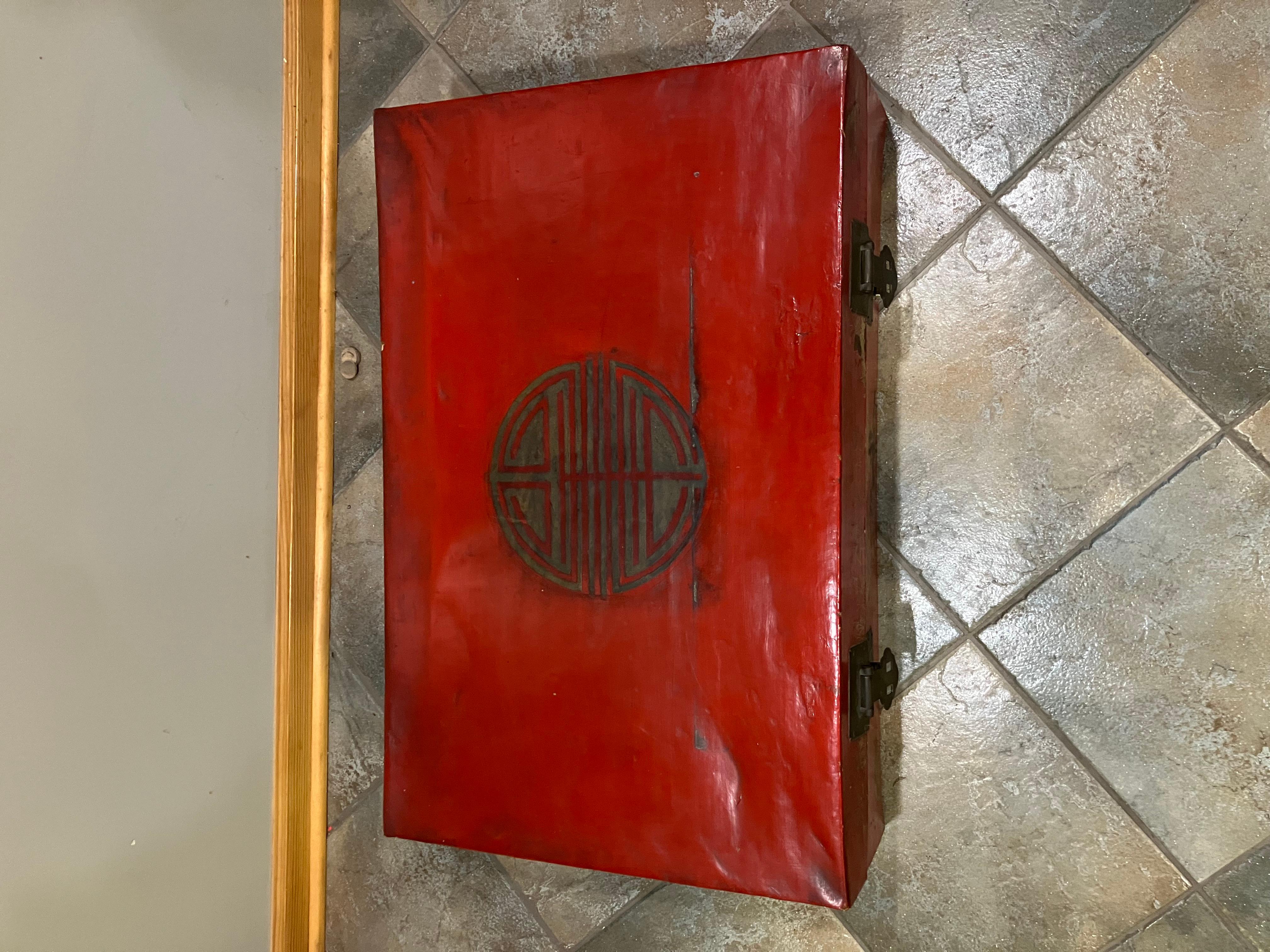 Early 20th Century Red Lacquered Chinese Trunk with Brass Hardware For Sale 8
