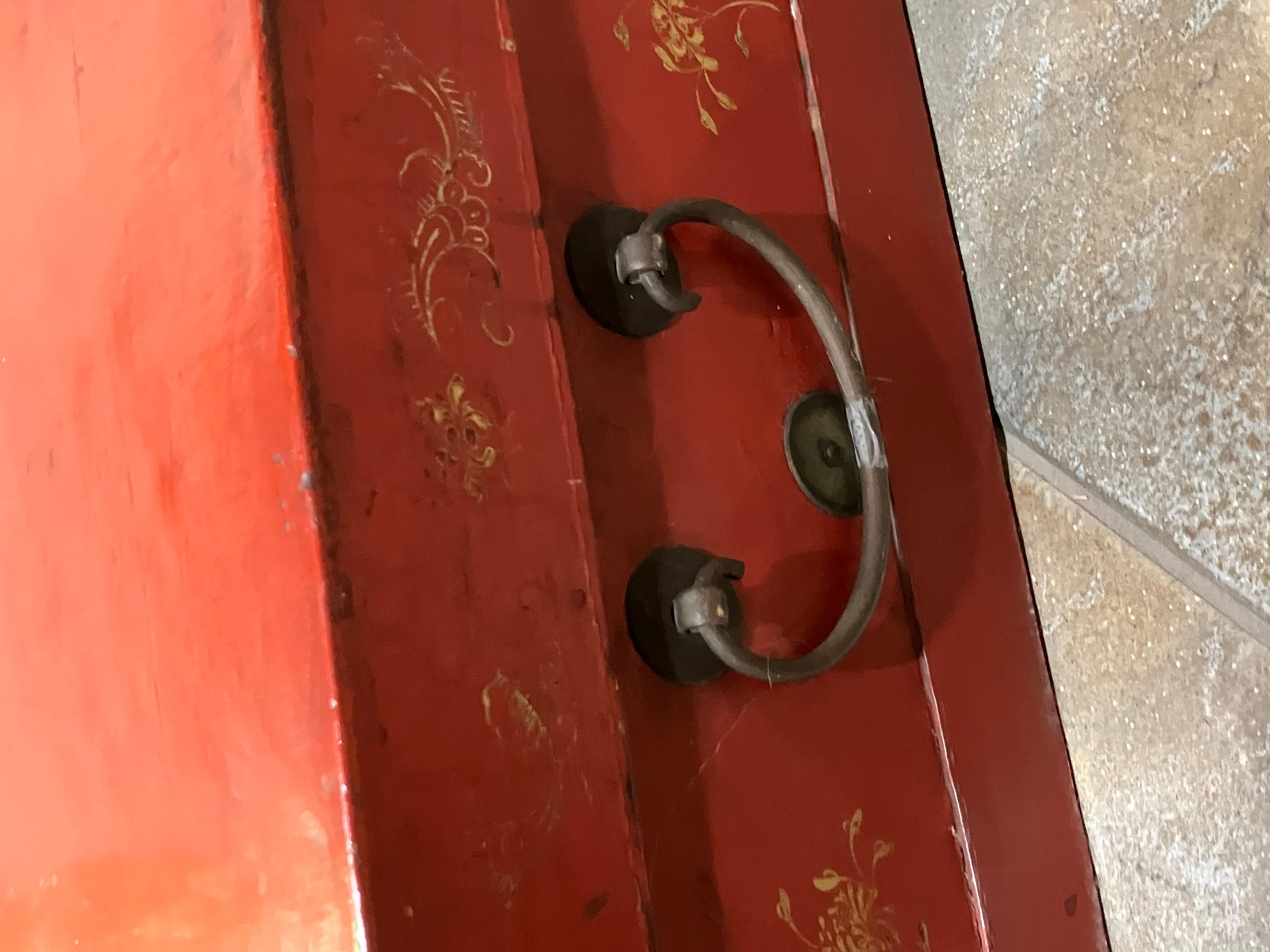 Chinese Export Early 20th Century Red Lacquered Chinese Trunk with Brass Hardware For Sale
