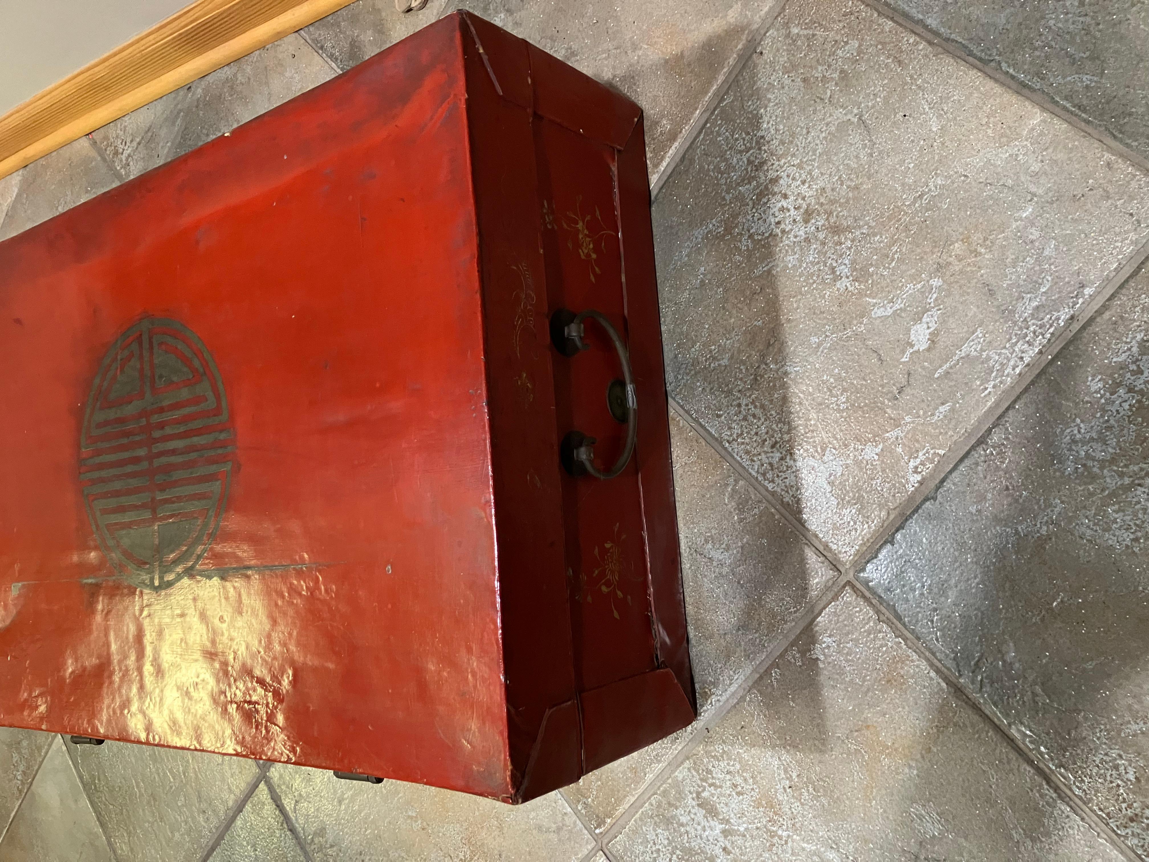 Early 20th Century Red Lacquered Chinese Trunk with Brass Hardware For Sale 1