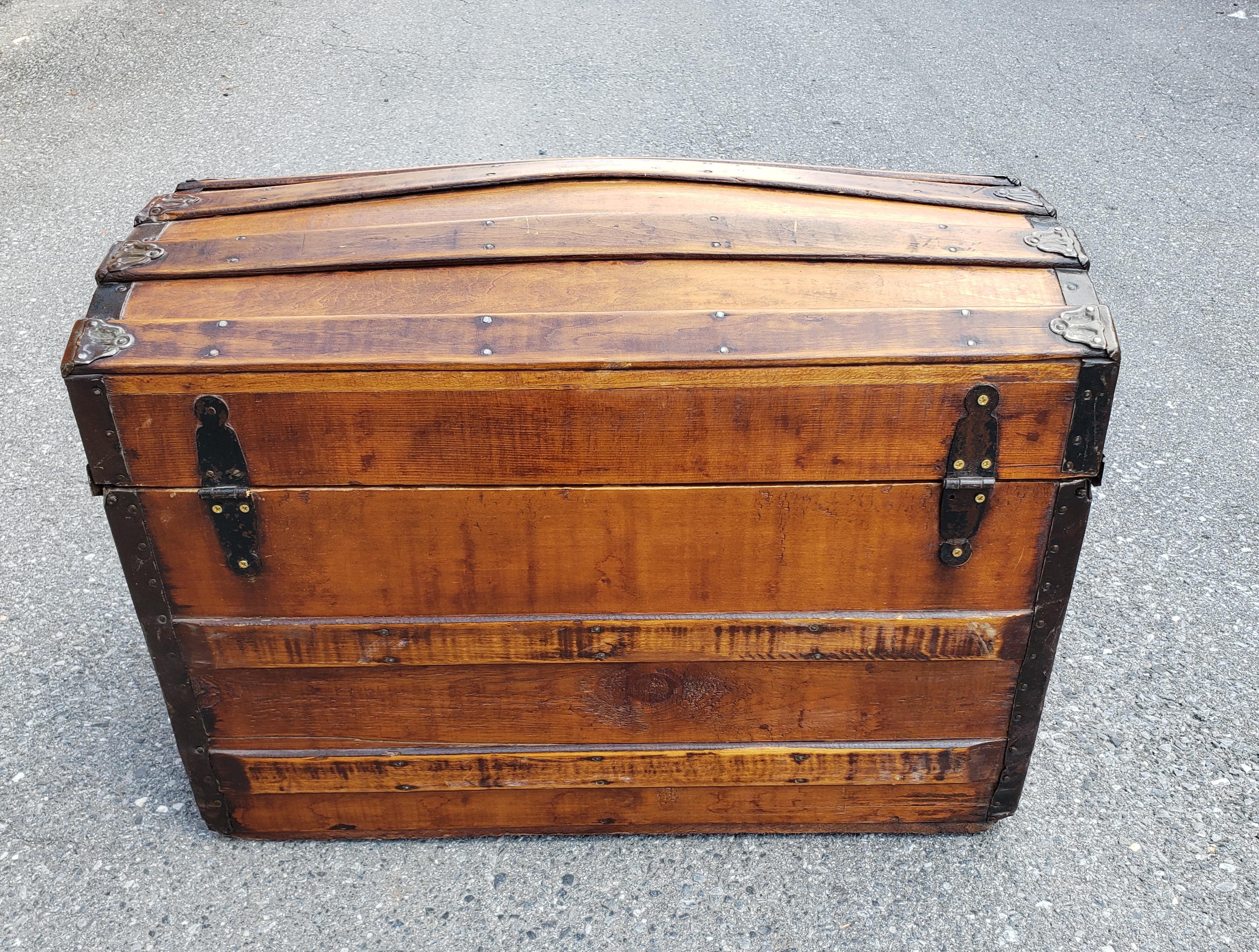 Early 20th Century Refinished American Rolling Pine Blanket Chest Storage Trunk For Sale 4
