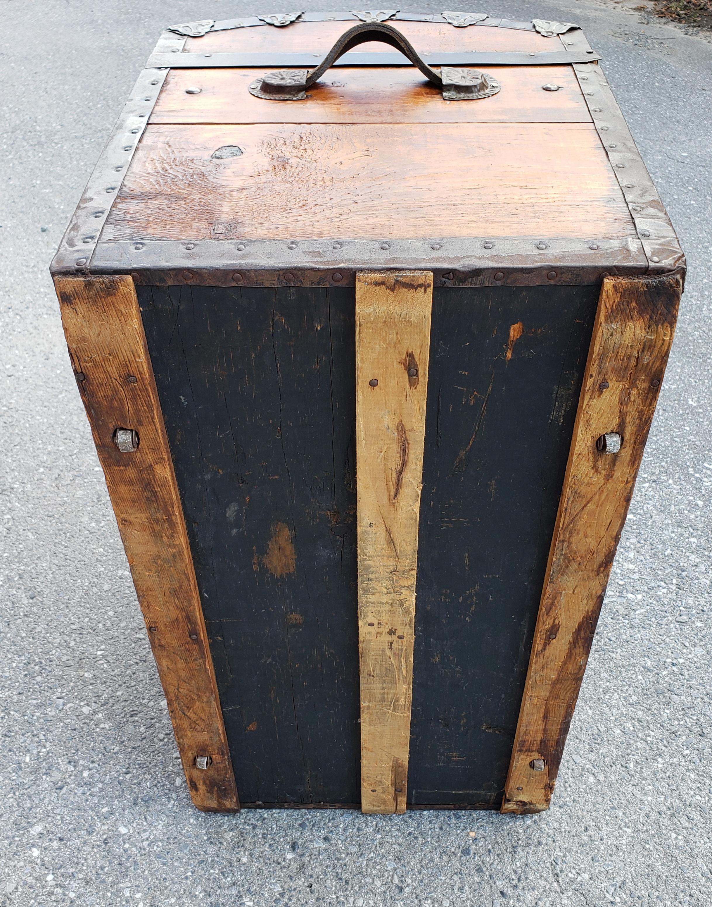 Early 20th Century Refinished American Rolling Pine Blanket Chest Storage Trunk For Sale 5
