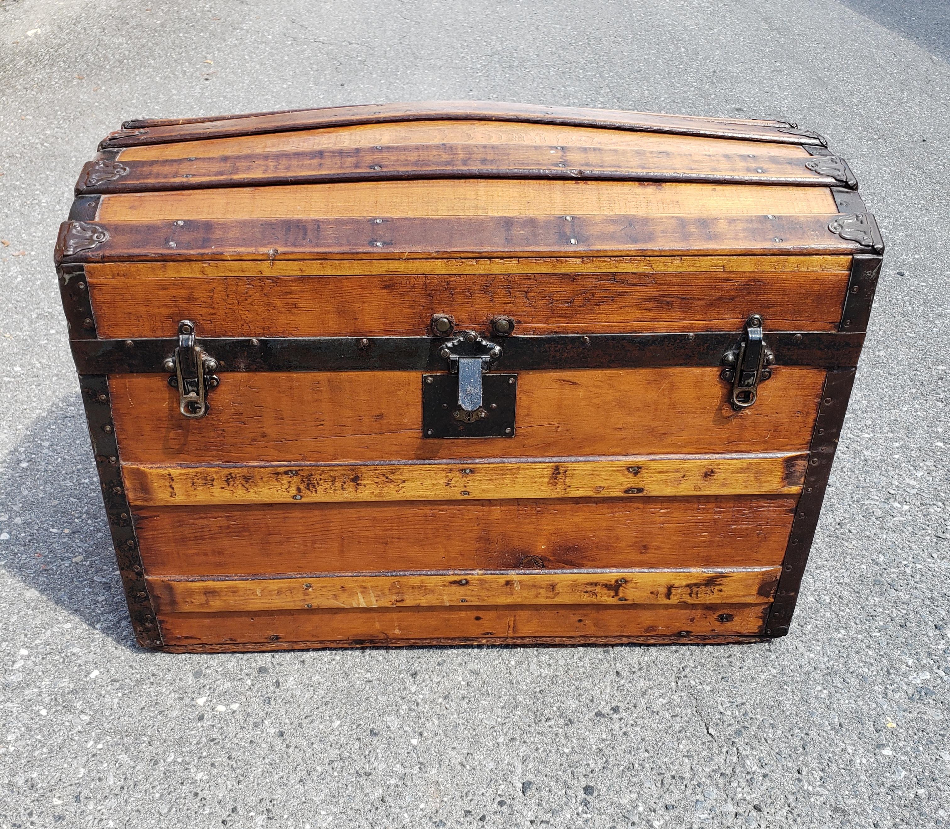 Early 20th Century American Rolling pine Blanket Trunk. Measures 29
