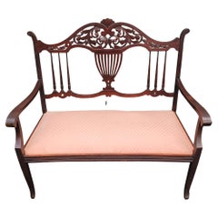 Canapé en acajou sculpté et tapissé de style Régence du début du 20e siècle