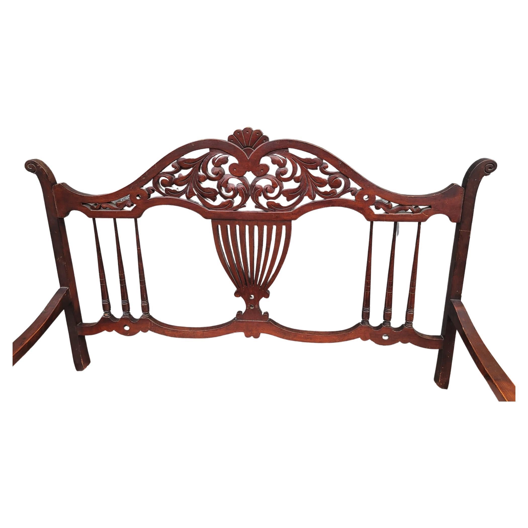Early 20th Century Regency Carved Mahogany And Upholstered Settee In Good Condition For Sale In Germantown, MD