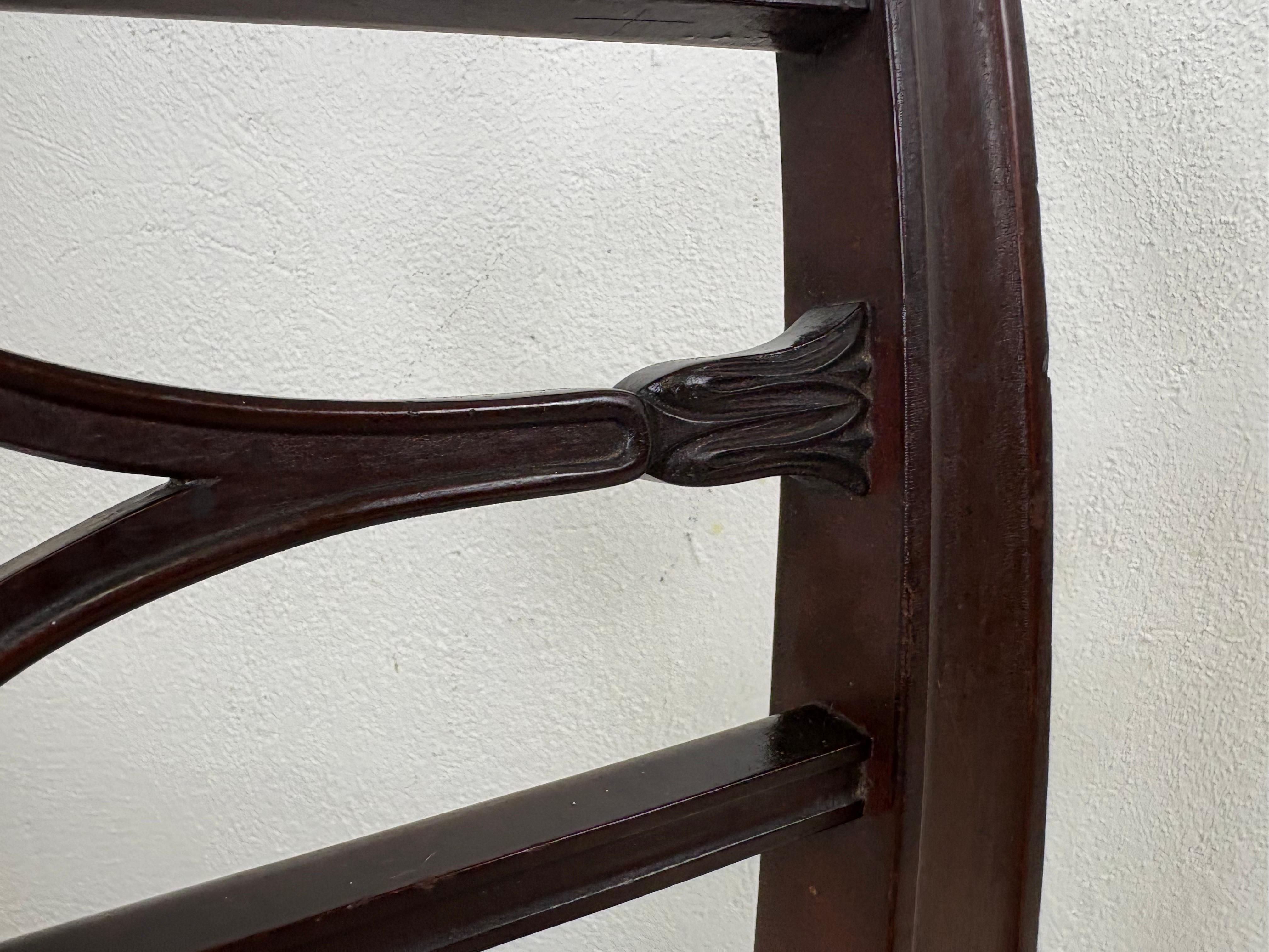 Il s'agit d'une banquette d'inspiration Regency du début du 20e siècle, récemment tapissée. Ce banc présente des détails d'inspiration Regency magnifiquement sculptés sur les rails latéraux, ainsi que ses roulettes en laiton d'origine. La tapisserie