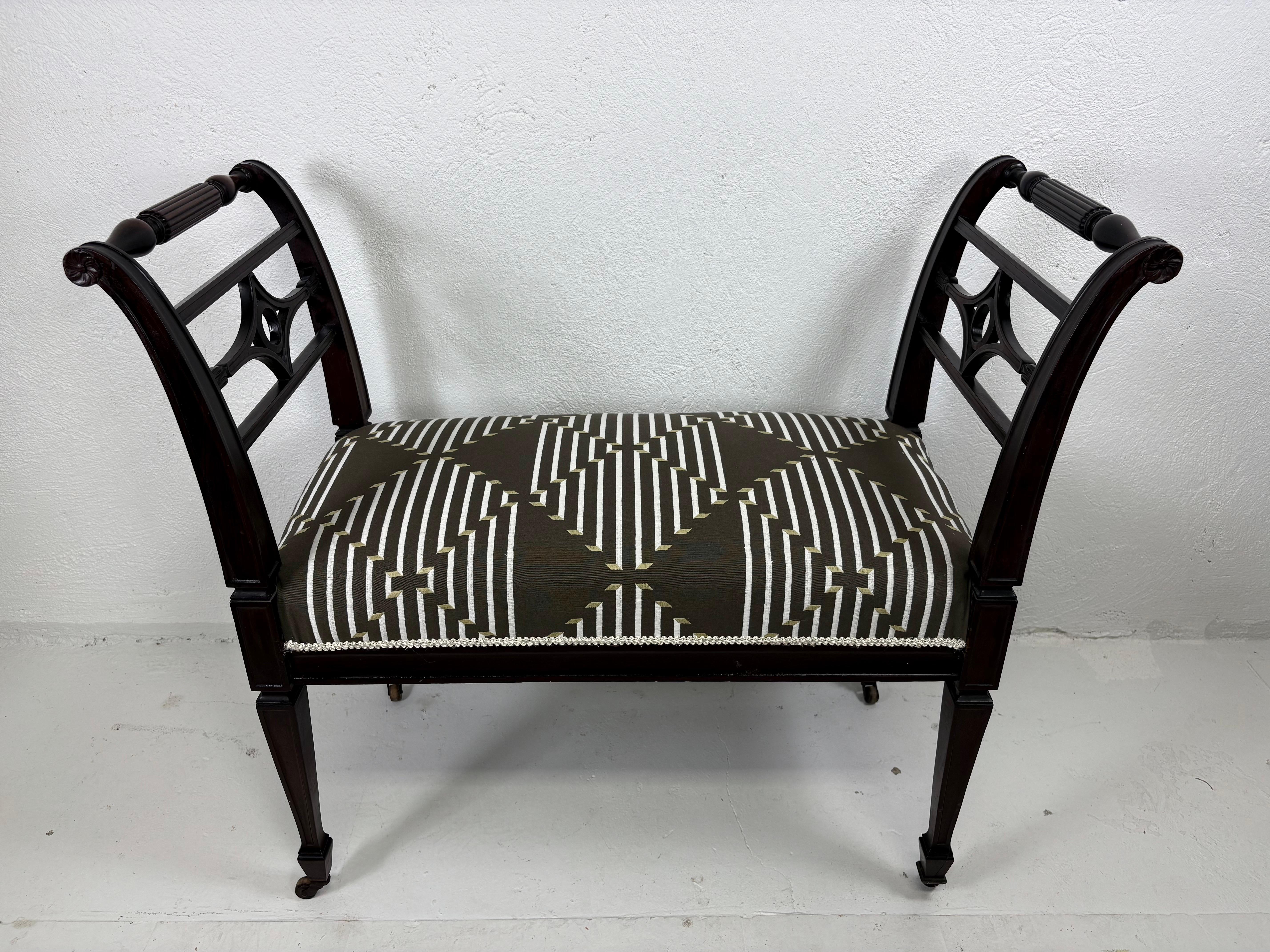 Banc rembourré d'inspiration Regency du début du 20e siècle en vente 2