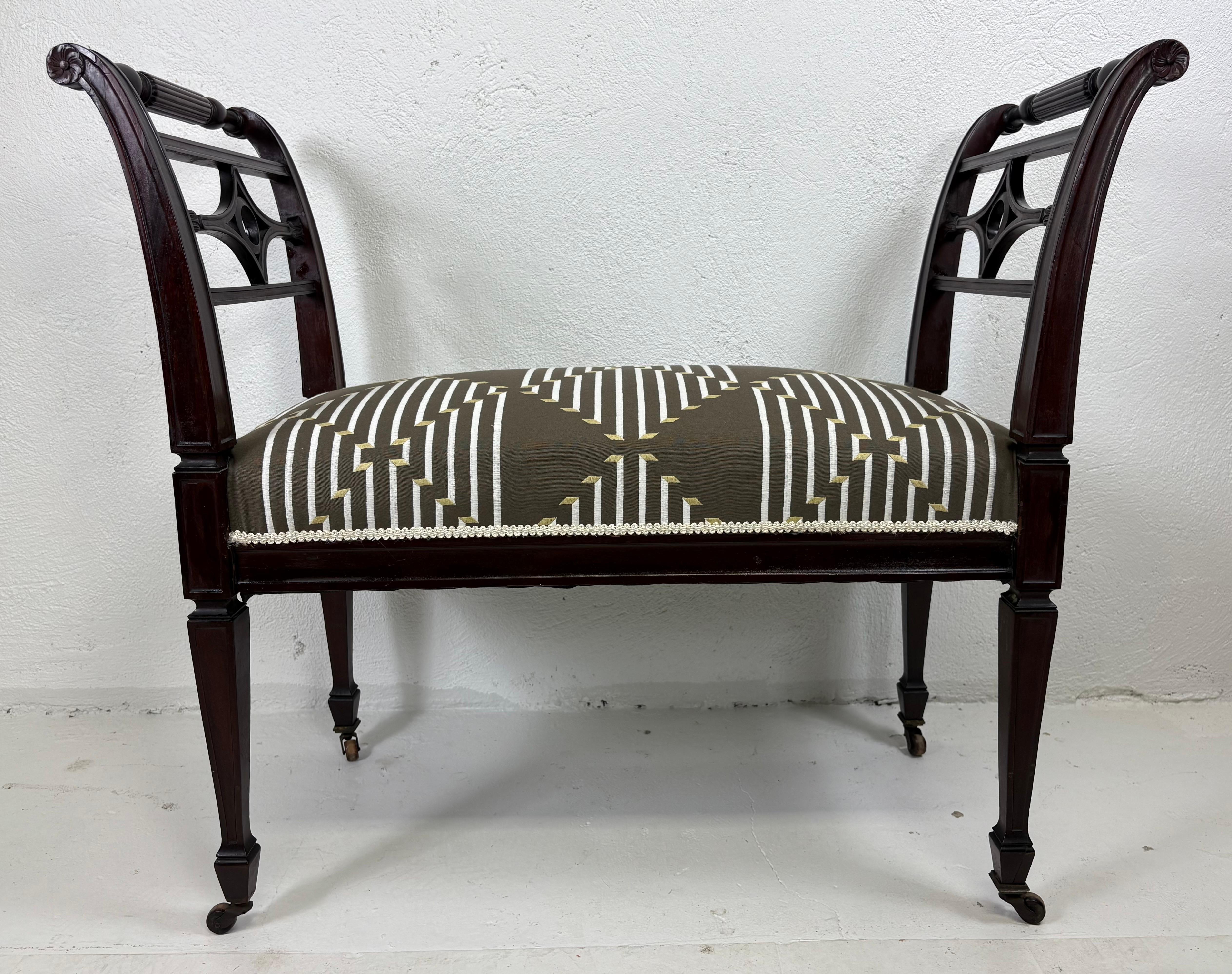 Banc rembourré d'inspiration Regency du début du 20e siècle en vente 3