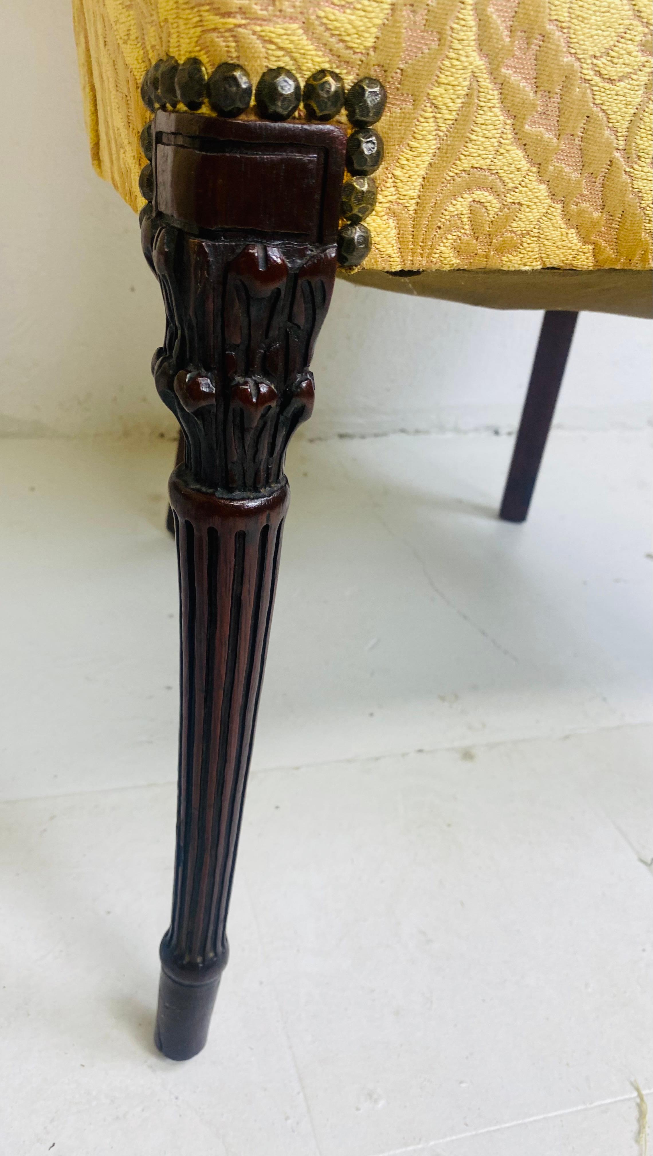 Dies ist ein Paar Beistellstühle aus dem frühen 20. Jahrhundert, die vom Regency-Stil inspiriert sind. Die Beistellstühle haben ein handgeschnitztes, zart geschwungenes Säulenbein mit Nagelköpfen an der Kante. Die Stühle sind mit einem schweren