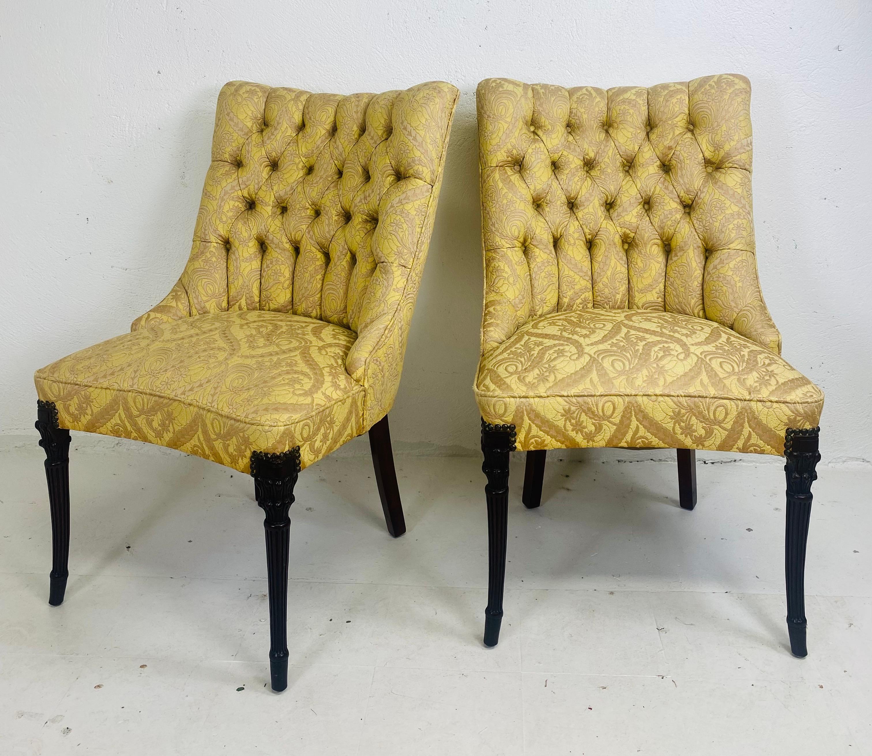 Anfang des 20. Jahrhunderts Regency-inspirierte getuftete Beistellstühle/Paar im Angebot 1
