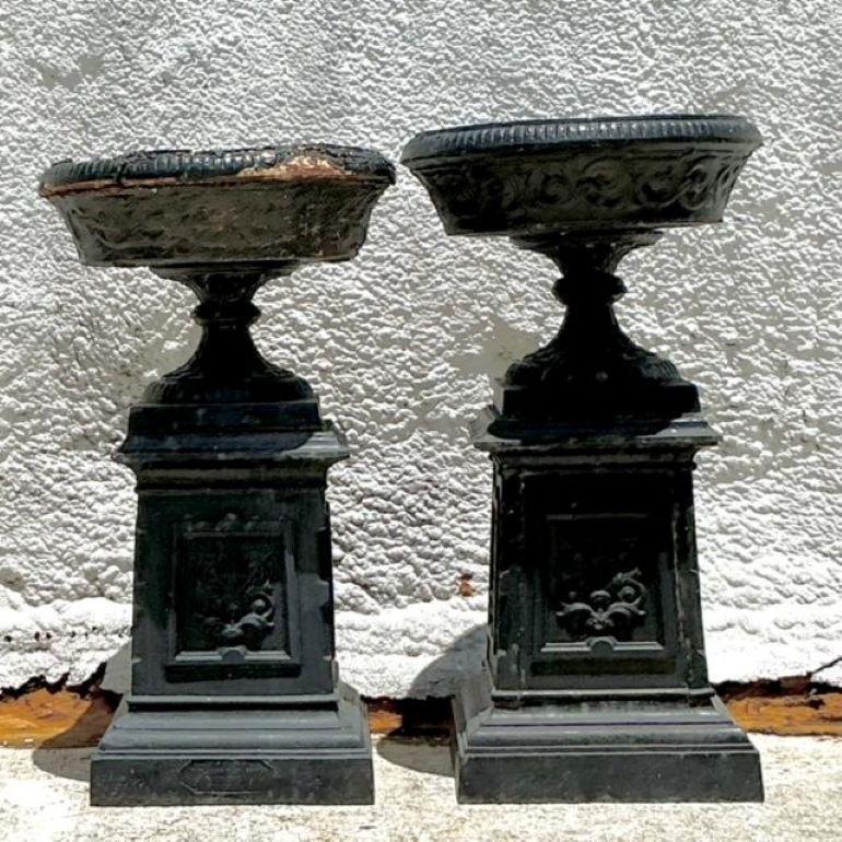 Americano Urne in ferro battuto patinato dei primi del Novecento - una coppia in vendita