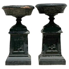 Paire d'urnes en fer forgé patiné Regency du début du 20e siècle