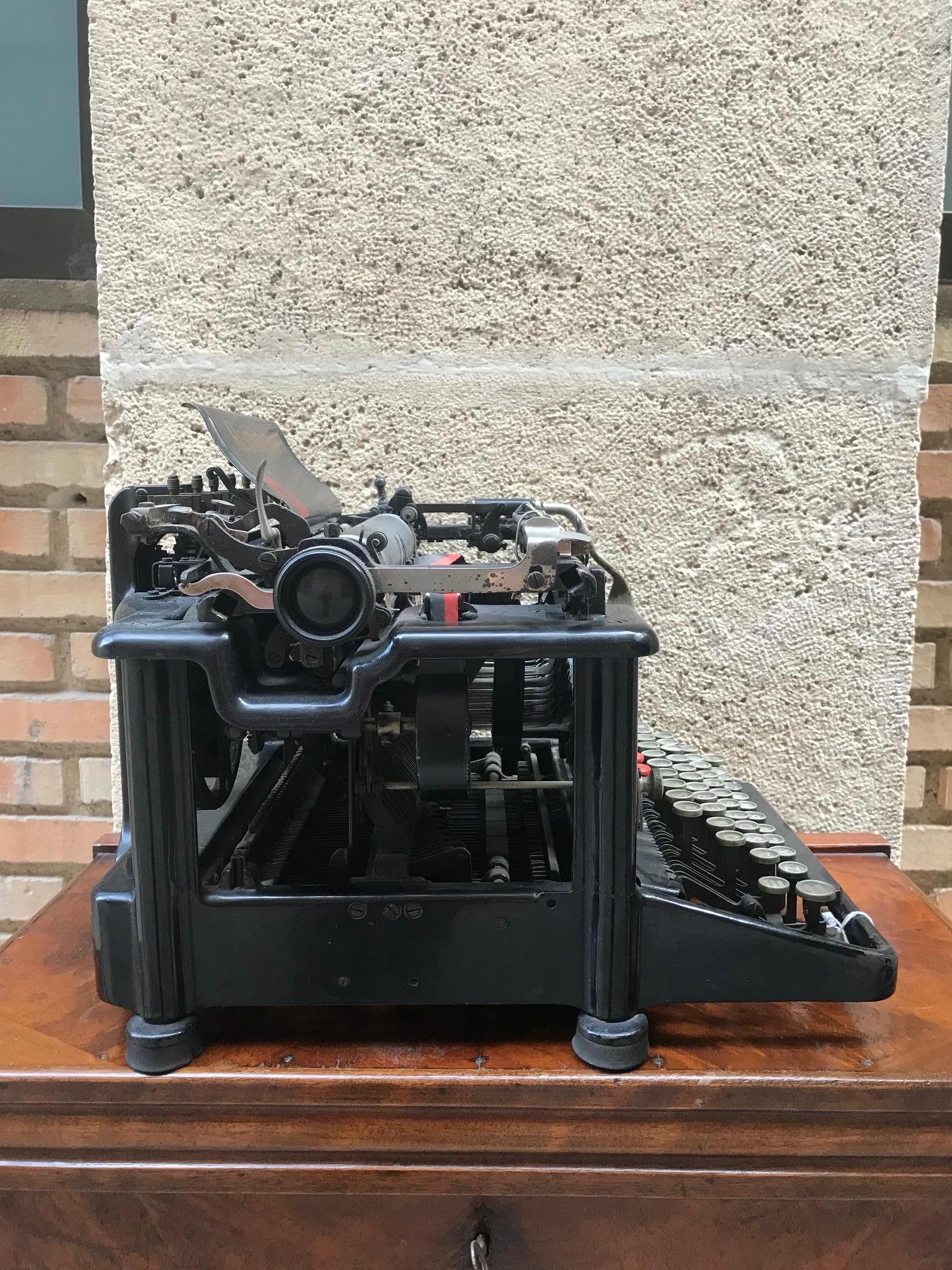 This is a Remington typewriter from New York, from the 1920s.
It is black.

Awesome collection piece.

This is a unique opportunity to buy a highly decorative and personalized collection piece of historical measurements from the early 20th