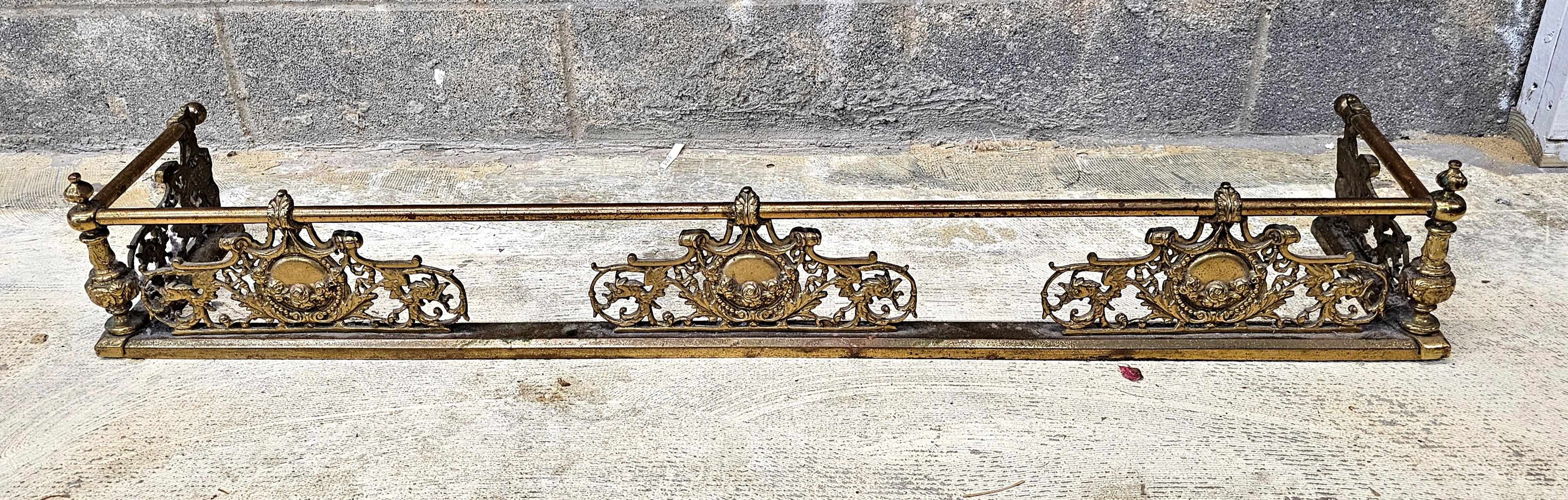 Néo-Renaissance Pare-feu en laiton du début du 20e siècle de style Revive Renaissance en vente