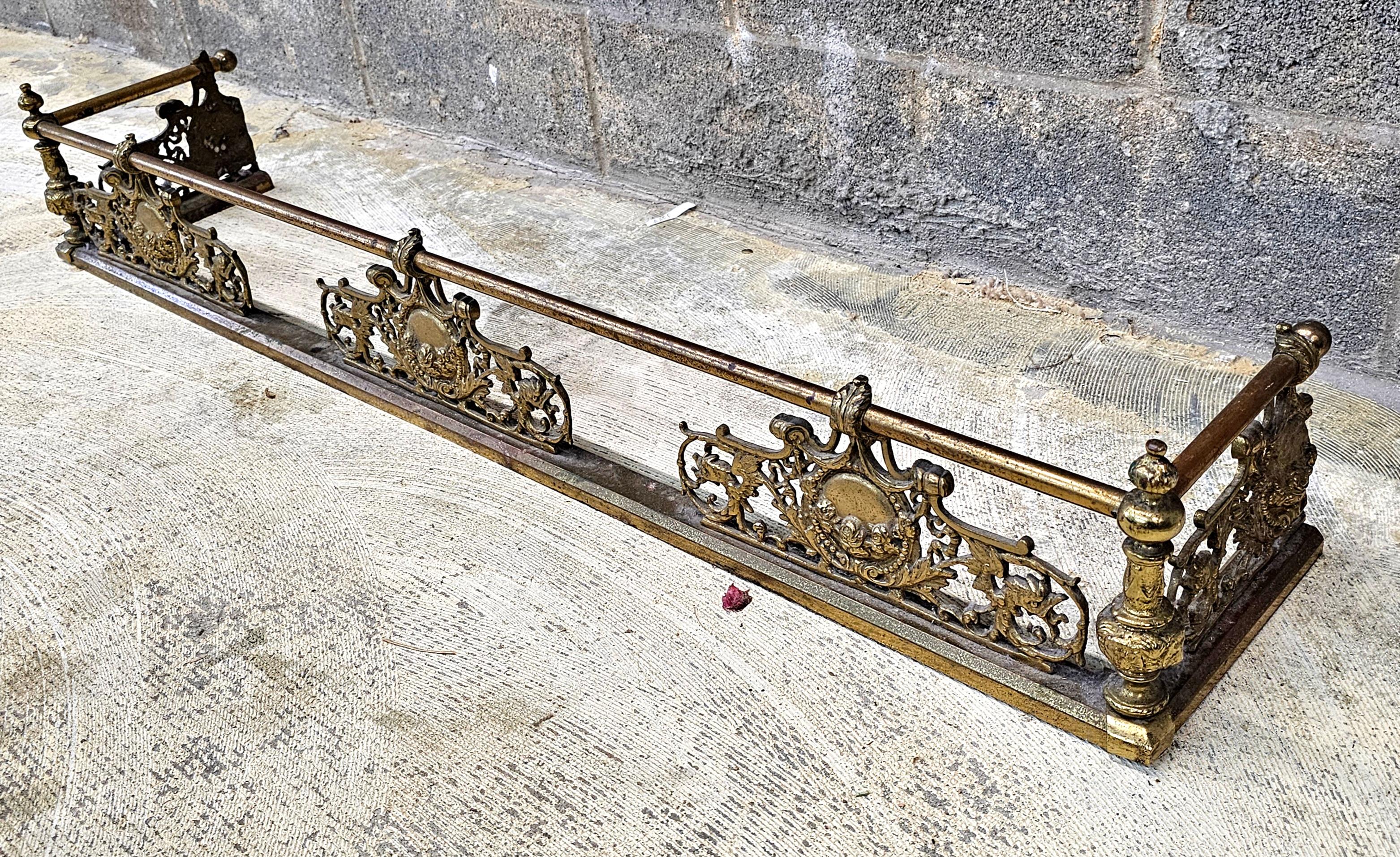 Inconnu Pare-feu en laiton du début du 20e siècle de style Revive Renaissance en vente
