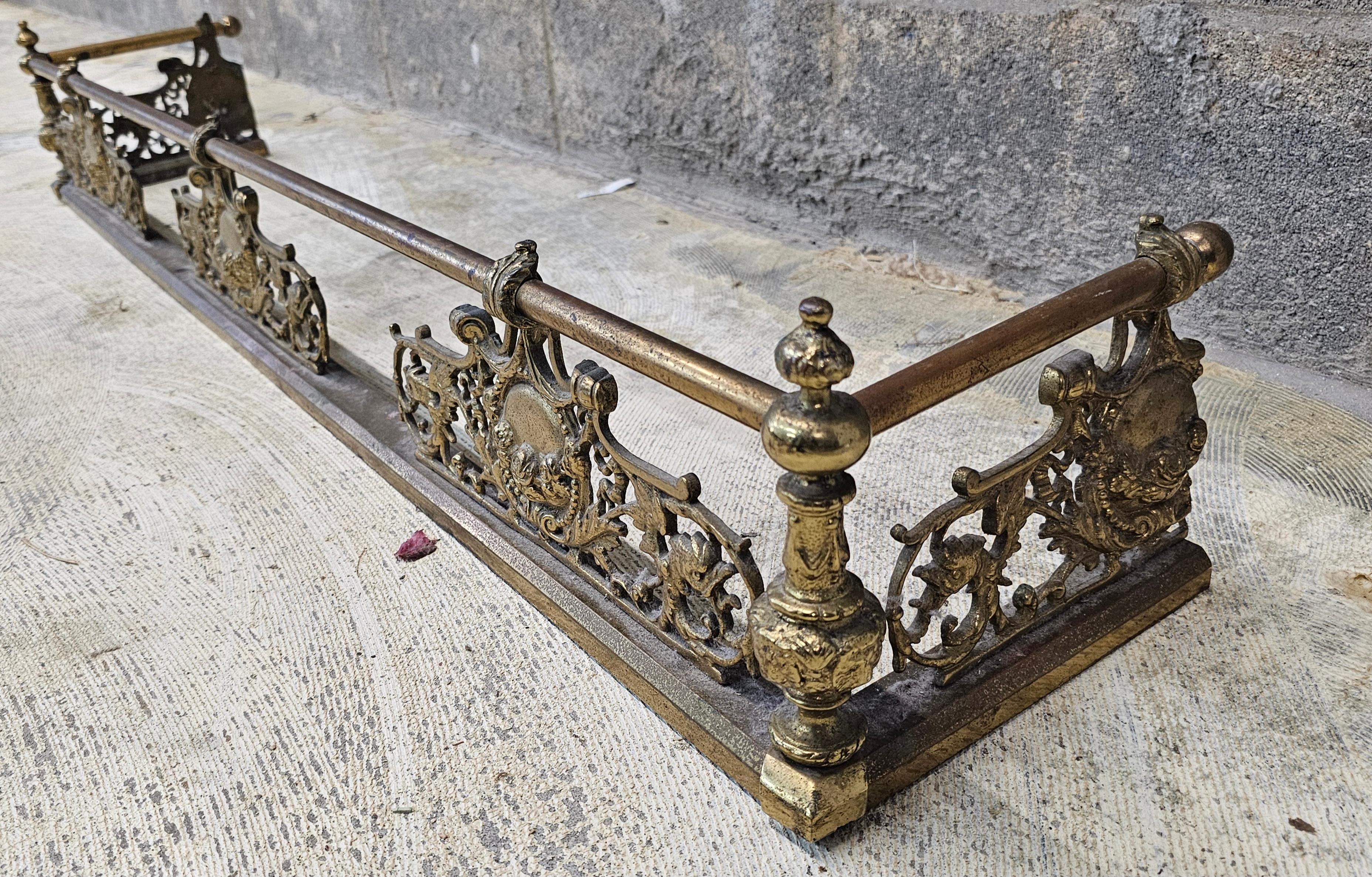 20ième siècle Pare-feu en laiton du début du 20e siècle de style Revive Renaissance en vente