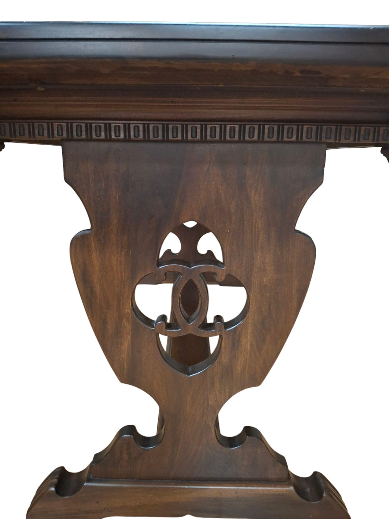 Noyer Table à tréteaux de style Renaissance du début du 20e siècle en vente