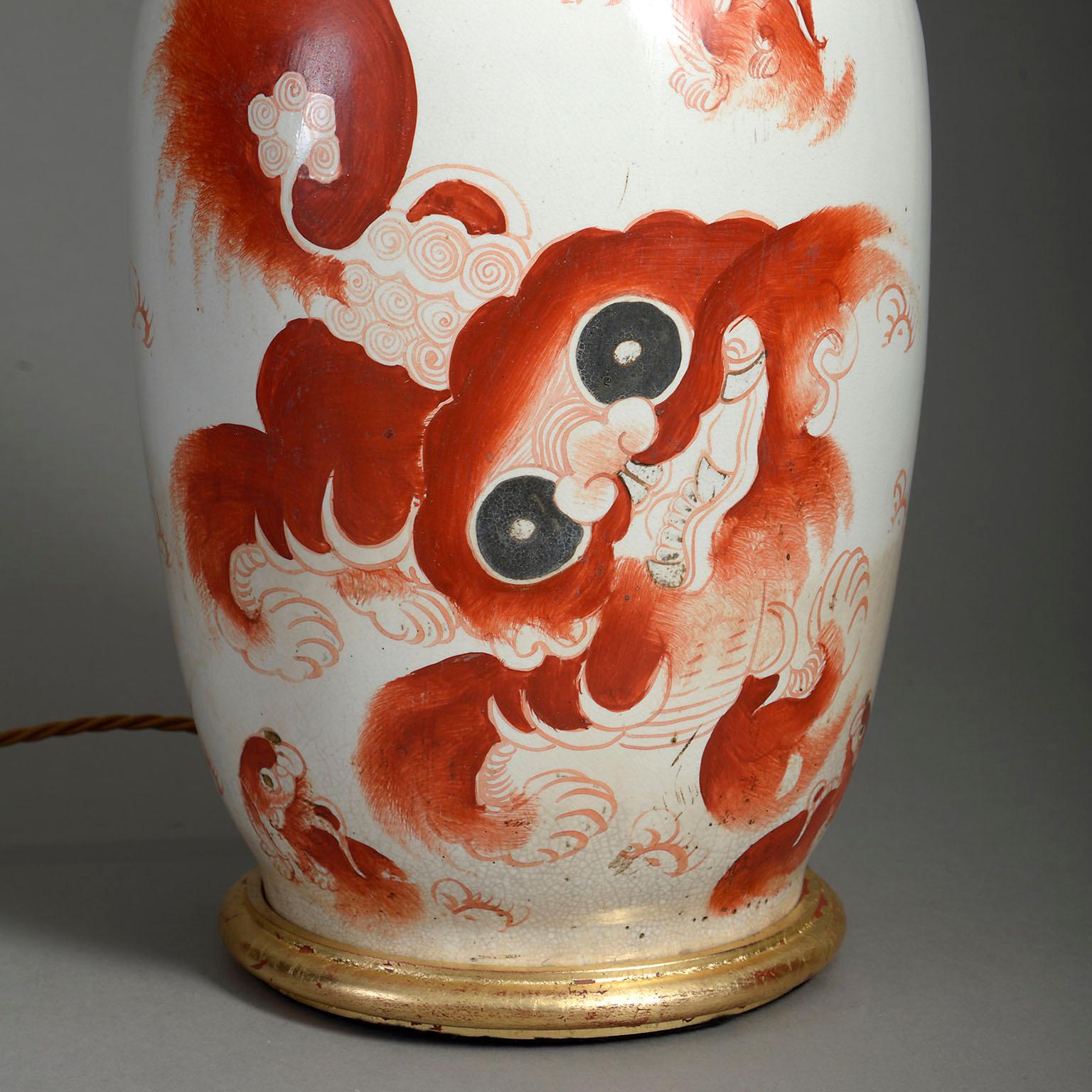 Exportation chinoise Lampe à vase en forme de chien Foo du début du 20ème siècle, période République en vente