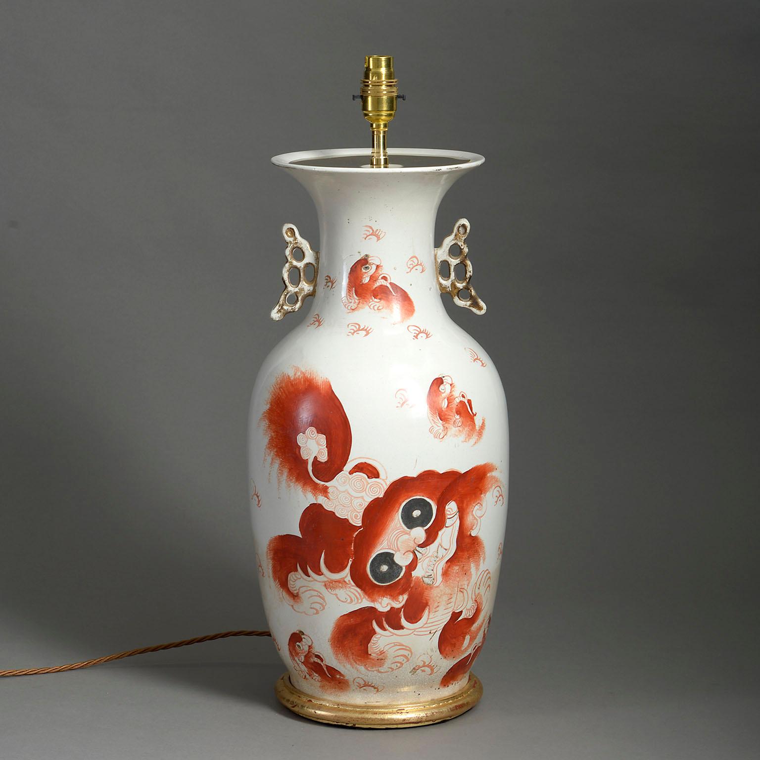 Chinois Lampe à vase en forme de chien Foo du début du 20ème siècle, période République en vente