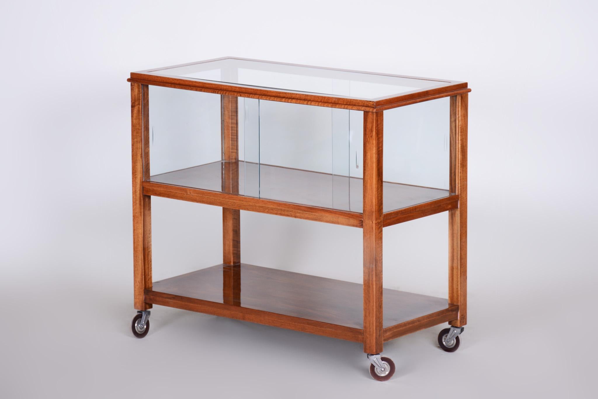 Early 20th Century Restored Art Deco Walnut Trolley, Czechia Bohemia, 1920s In Good Condition For Sale In Horomerice, CZ