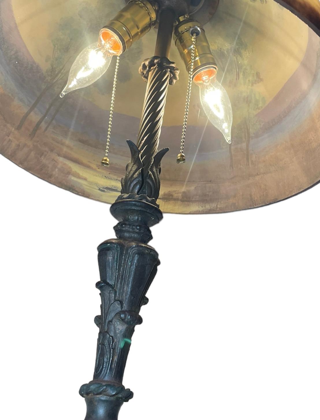 Early 20th Century Reverse Painting Glass Shade And Bronze lamp In Good Condition For Sale In Guaynabo, PR