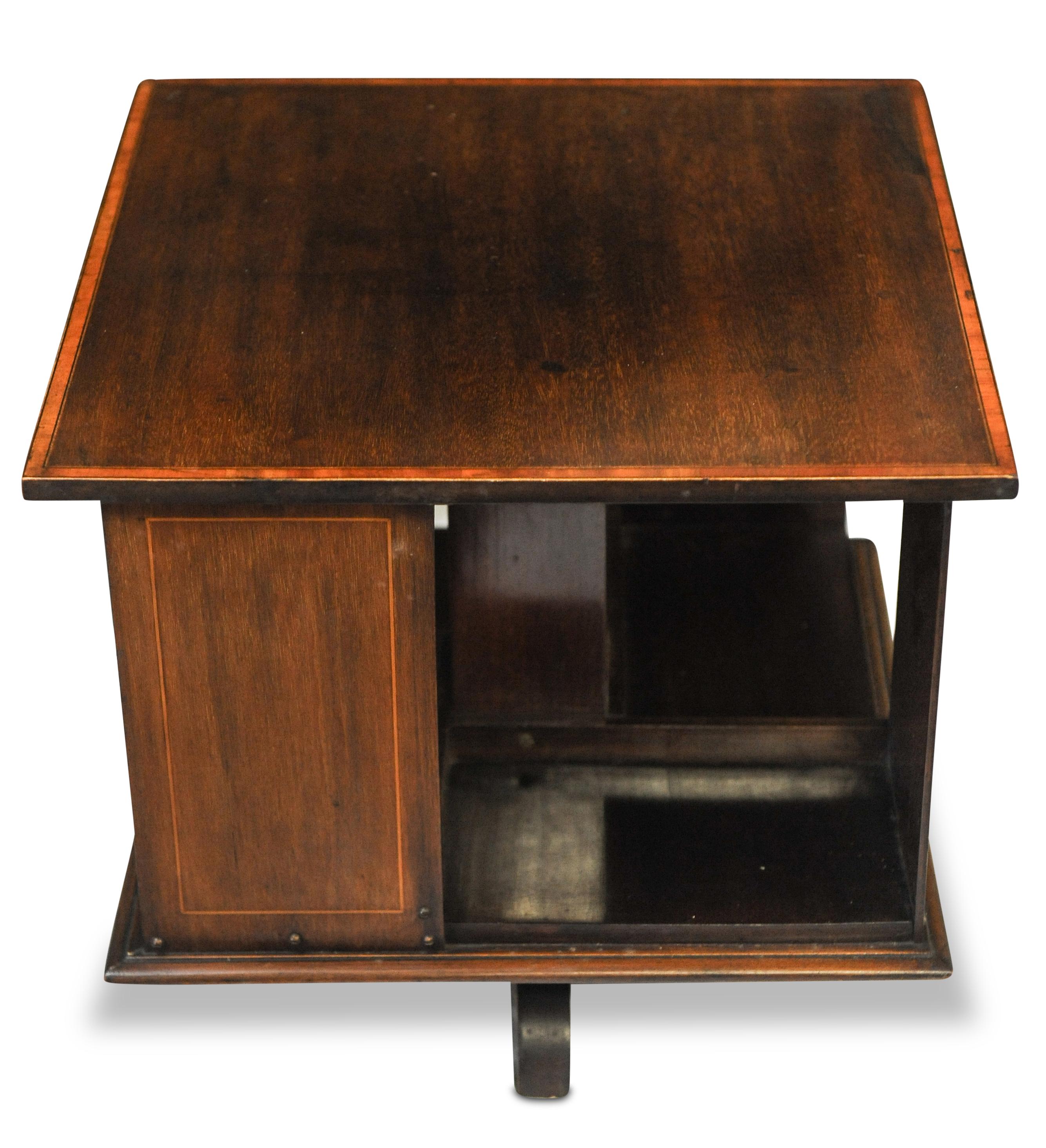 Drehbares Tisch-Bücherregal aus dem frühen 20. Jahrhundert, handgefertigt mit frühen Details (Edwardian) im Angebot
