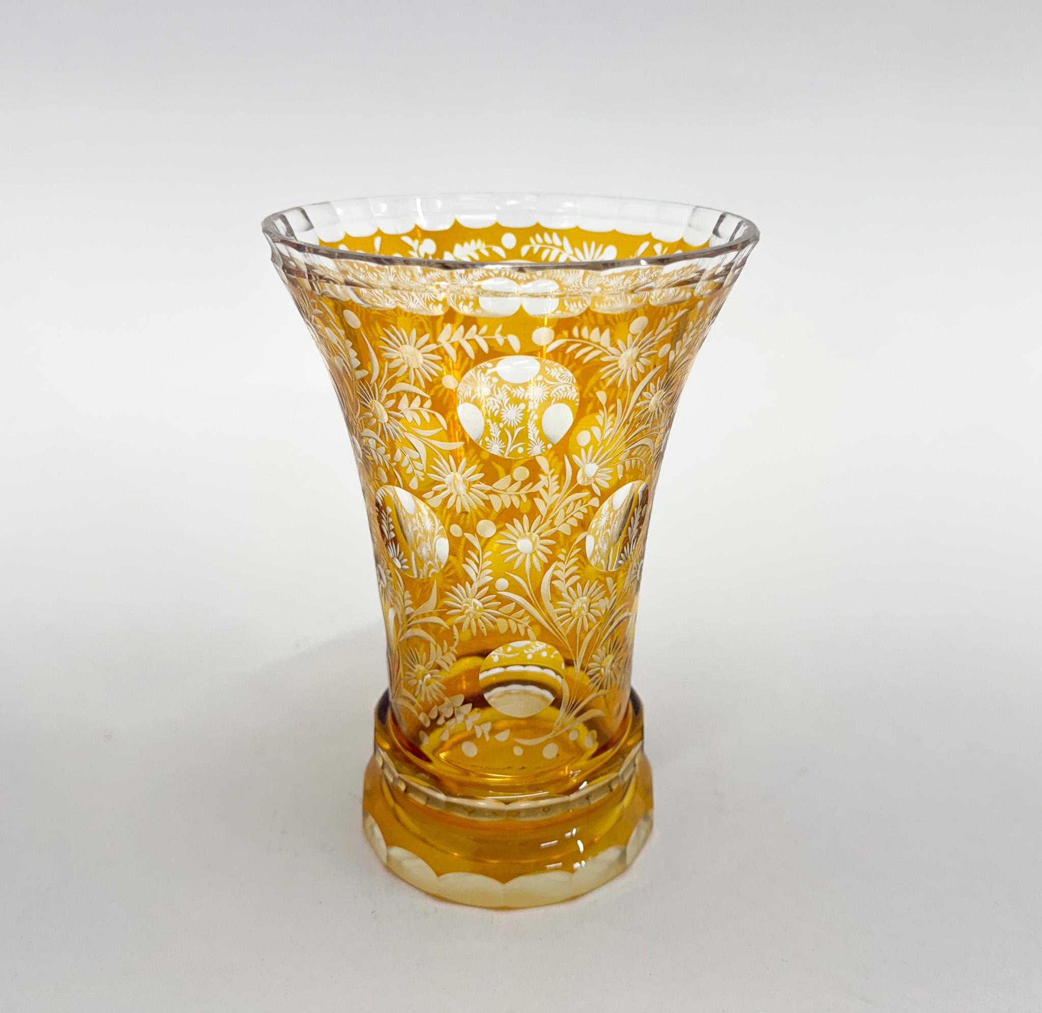 Tchèque Vase richement taillé à la main, début du 20e siècle, Tchécoslovaquie en vente