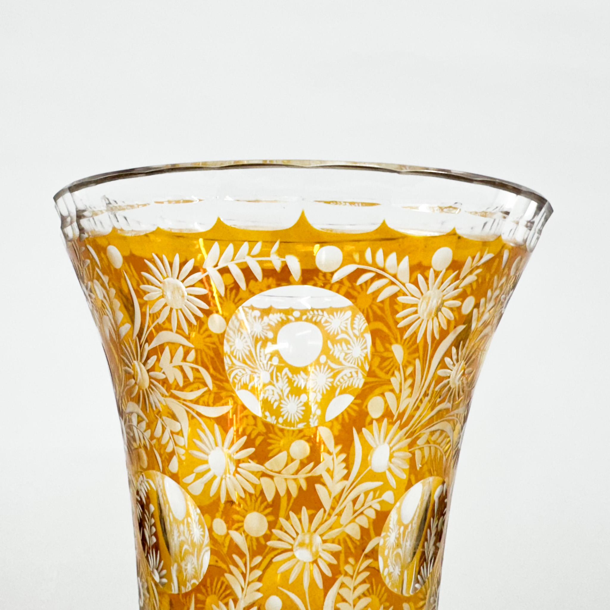 20ième siècle Vase richement taillé à la main, début du 20e siècle, Tchécoslovaquie en vente