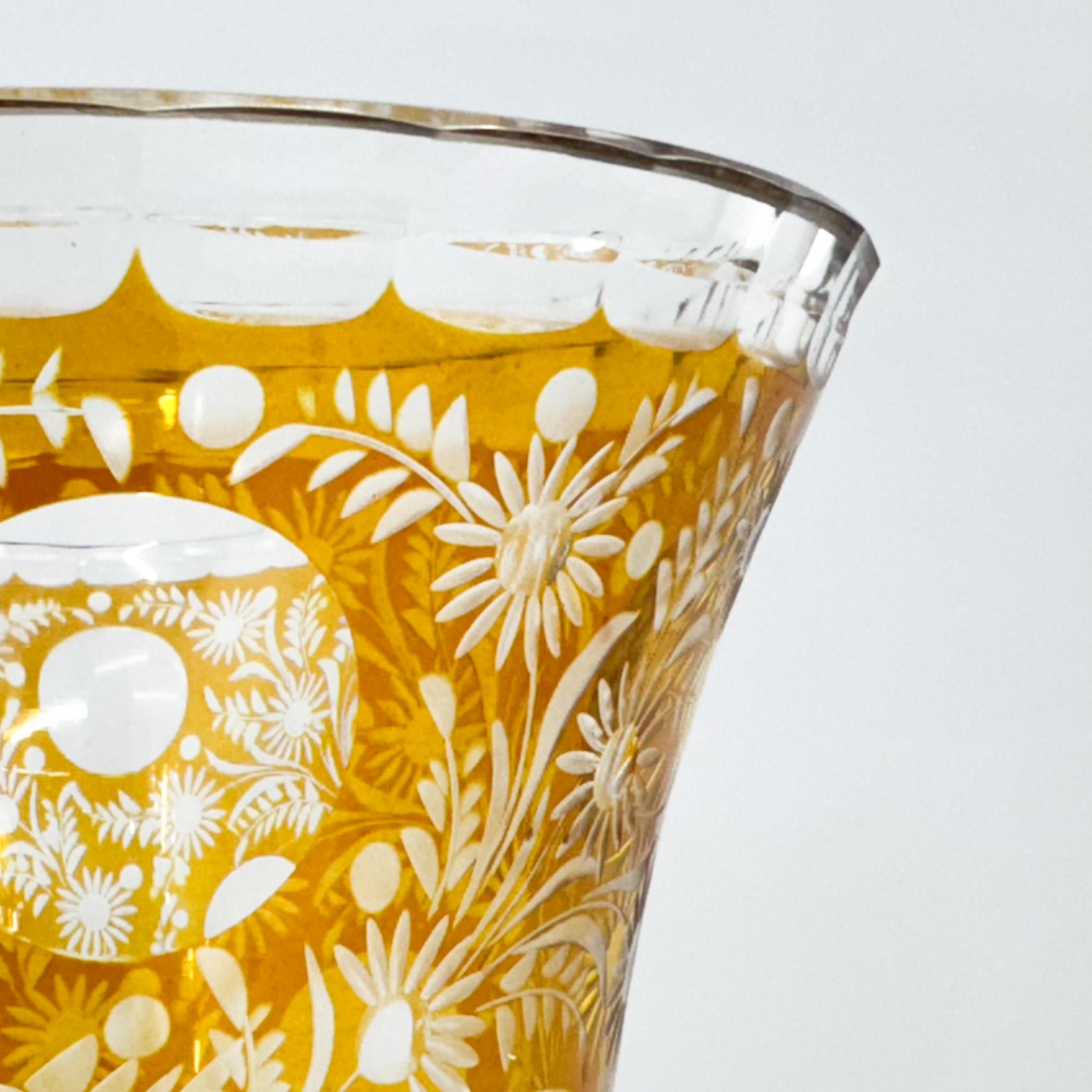Verre taillé Vase richement taillé à la main, début du 20e siècle, Tchécoslovaquie en vente