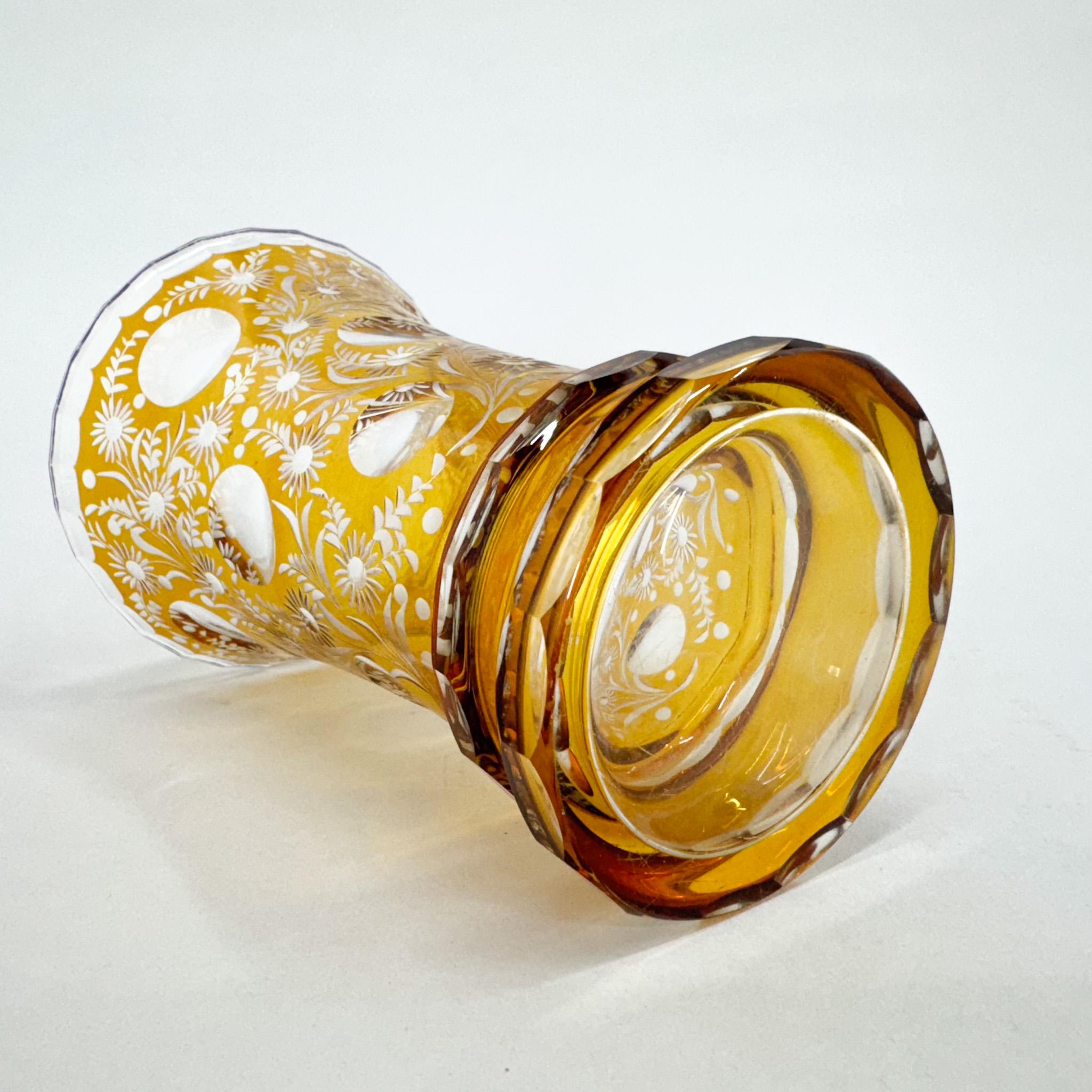 Vase richement taillé à la main, début du 20e siècle, Tchécoslovaquie en vente 3