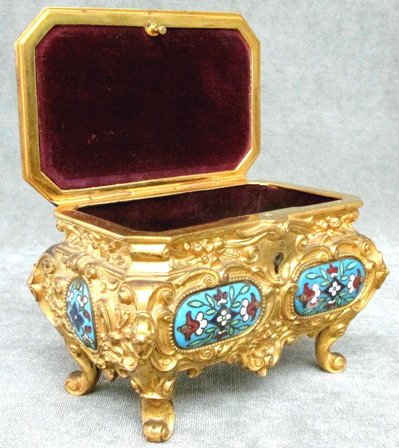 Early 20th Century Rococo Revival Gilt Bronze & Enamel Jewellery Casket In Good Condition In Ottawa, Ontario