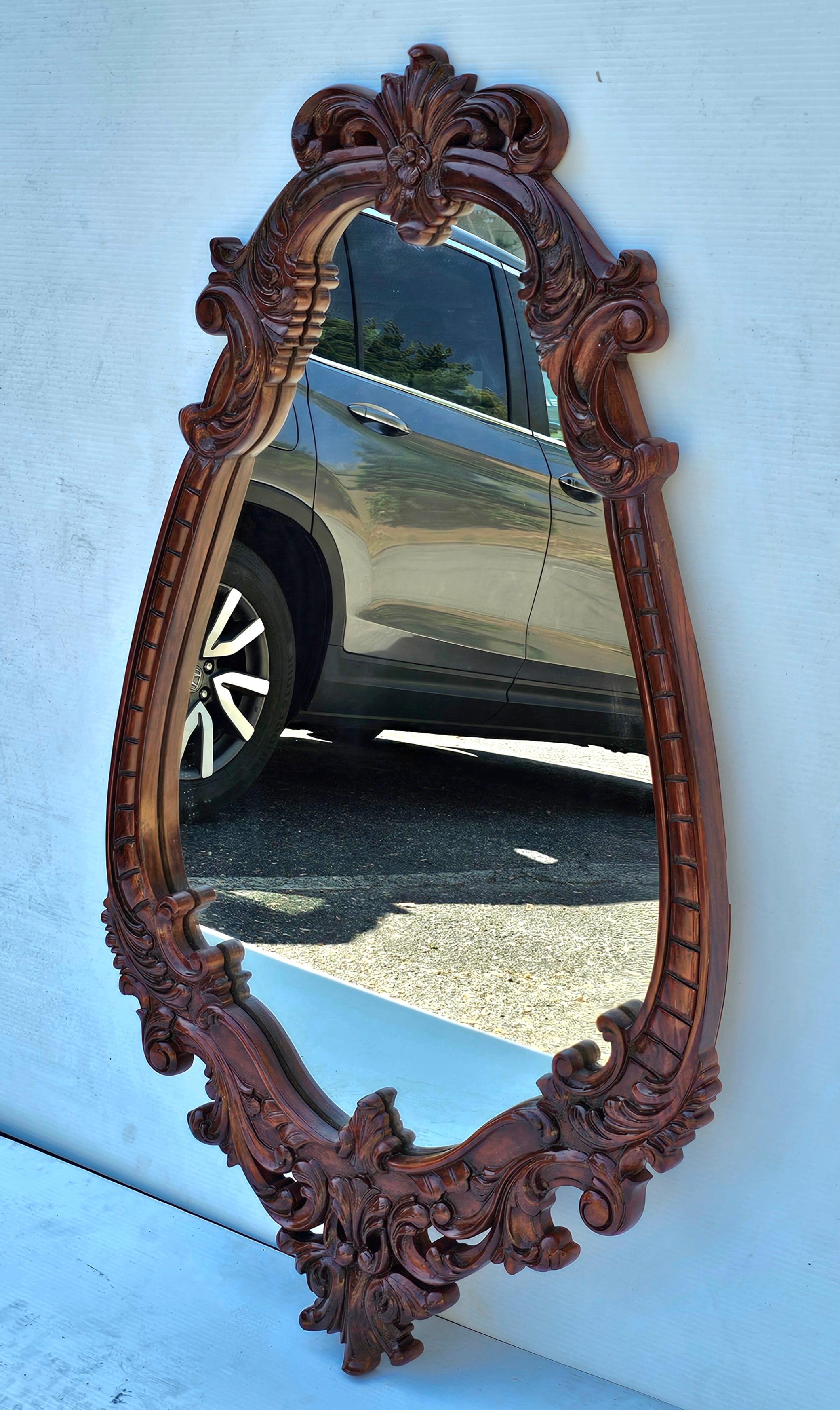 Américain Début du 20e siècle  Miroir mural à cadre en bois d'acajou sculpté de style rococo en vente