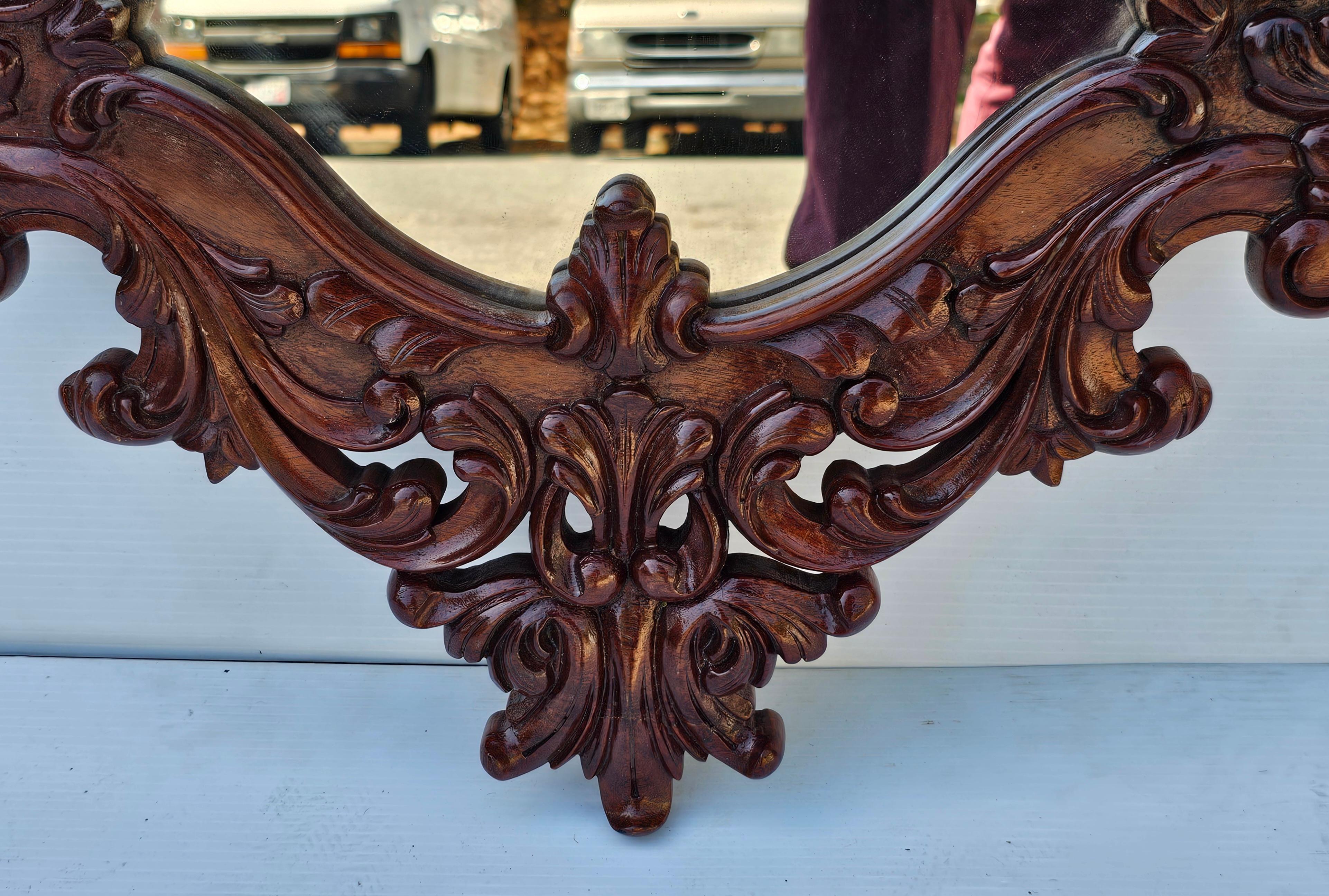 Sculpté Début du 20e siècle  Miroir mural à cadre en bois d'acajou sculpté de style rococo en vente