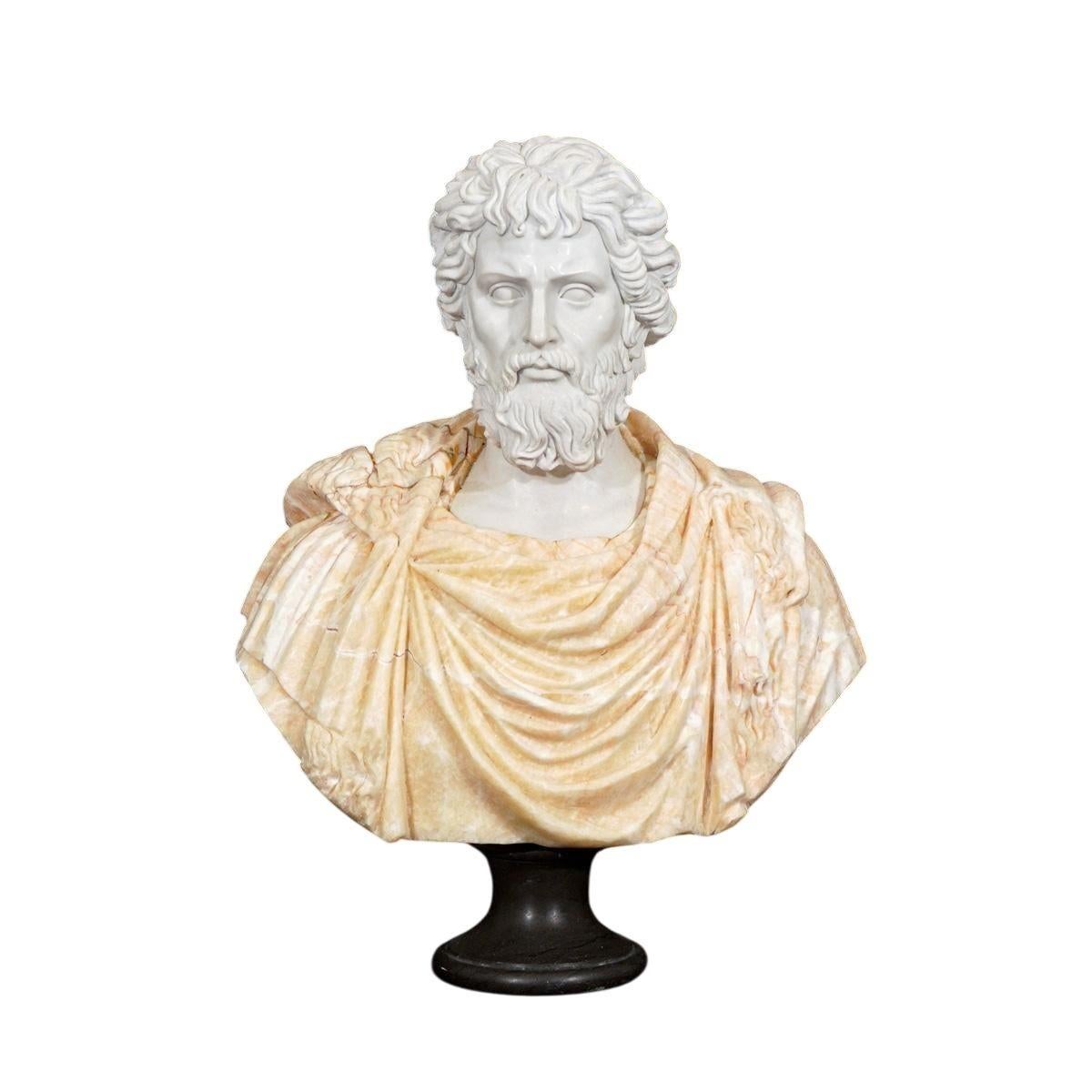 Un busto in marmo multicolore finemente lavorato dell'imperatore romano Settimio Severo, che rappresenta la raffinata arte della ritrattistica romana classica. L'imperatore è raffigurato con i suoi caratteristici capelli ricci e la barba folta, resi