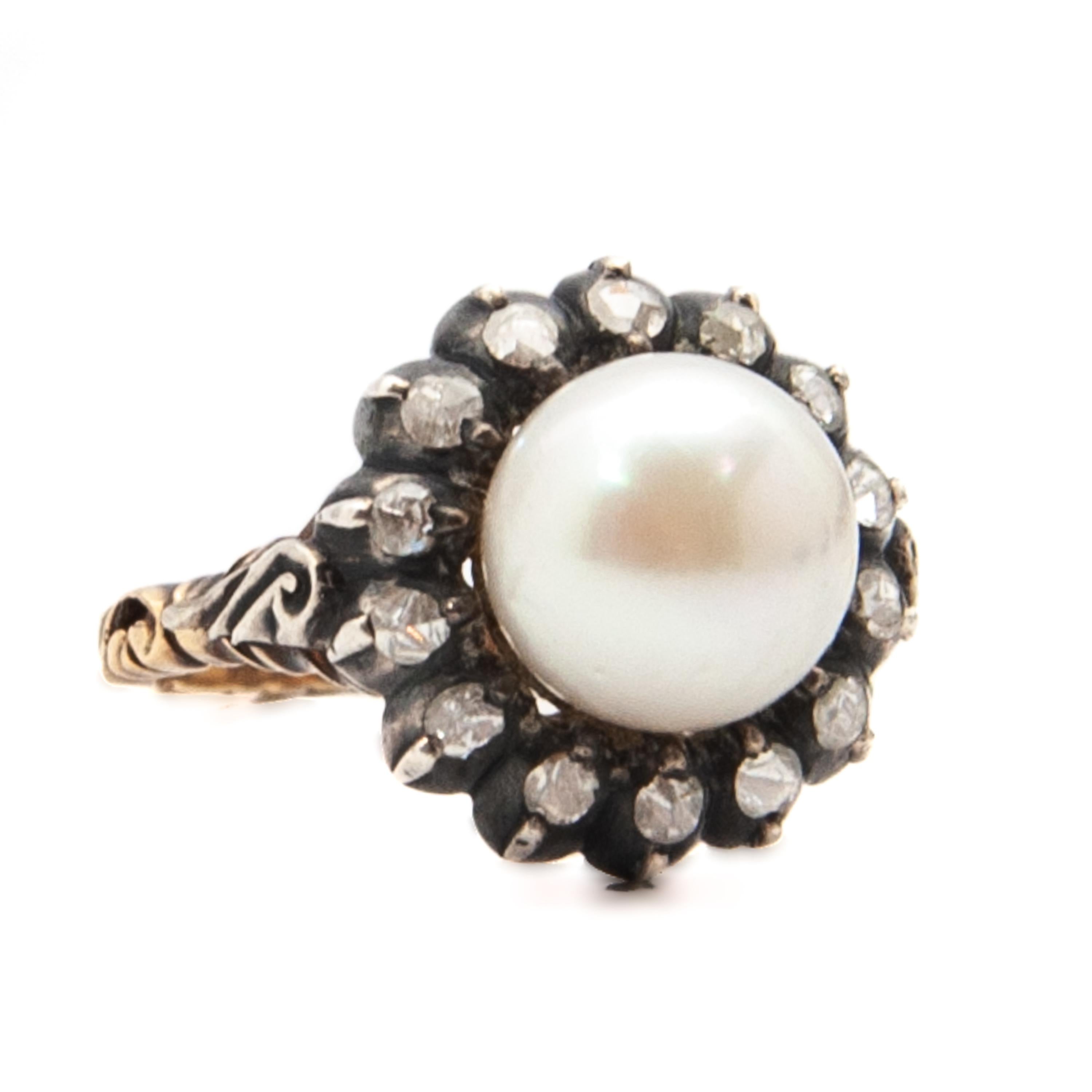 Anillo en racimo de diamantes talla rosa y perlas cultivadas de principios del siglo XX en venta 3