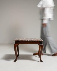 Table basse Louis XV en bois de rose du début du XXe siècle, avec plateau en marbre