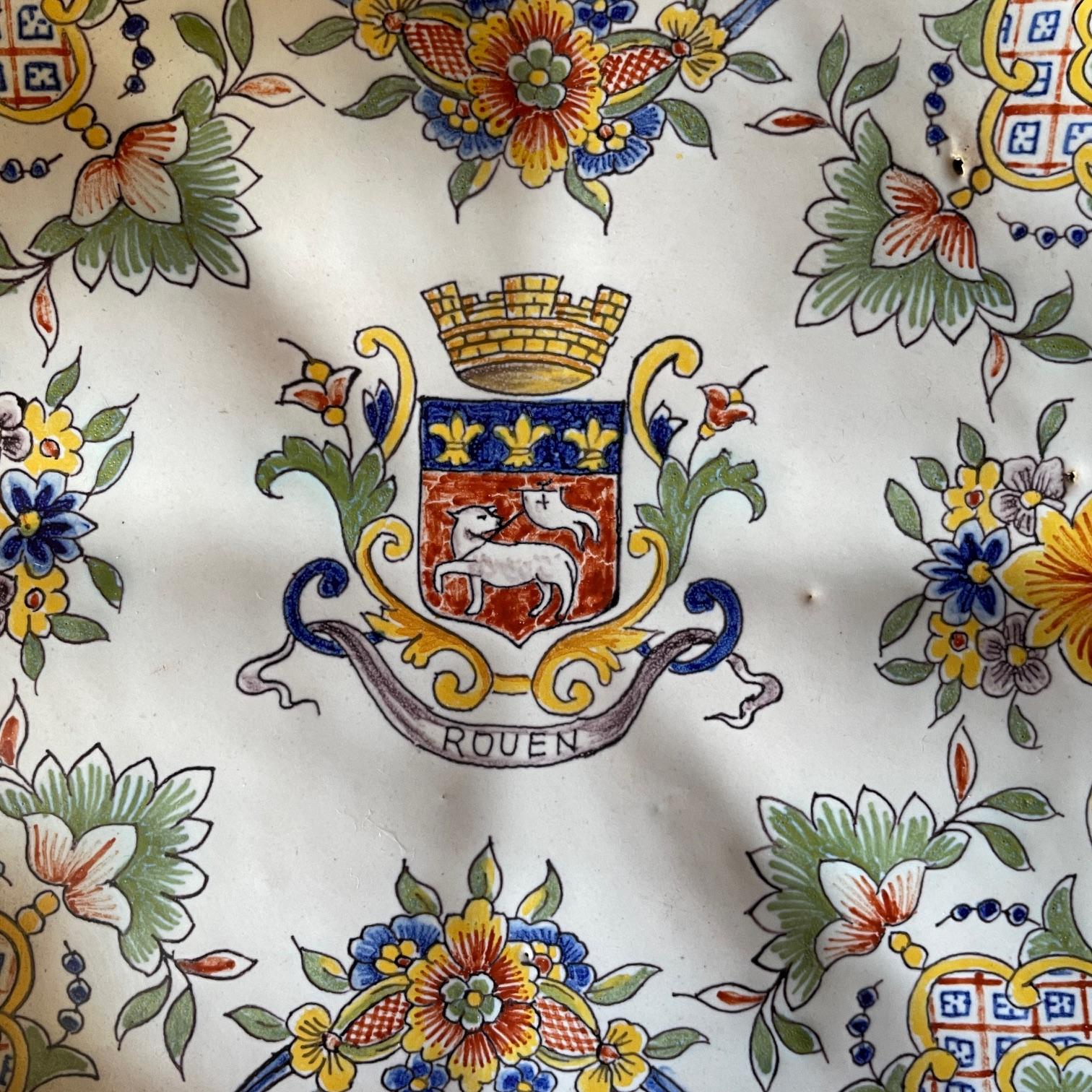 Ende 19. Jahrhundert Rouen Französisch Wappen Kuchen Stand Display Teller Fayence Crest (Glasiert) im Angebot